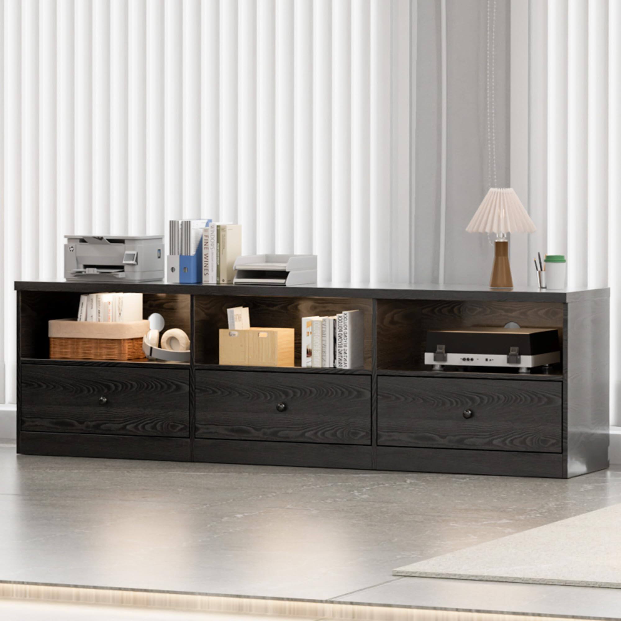 The text in the image appears to be a mix of words and possibly a brand or product name. Here is the corrected and grouped text:

- FINE INCOWS WINES
- GUON
- OV

It seems like "FINE INCOWS WINES" might be a brand or product name, and "GUON" could be another brand or product. "OV" might be an abbreviation or part of a larger word. Without more context, it's difficult to determine the exact meaning or grouping.