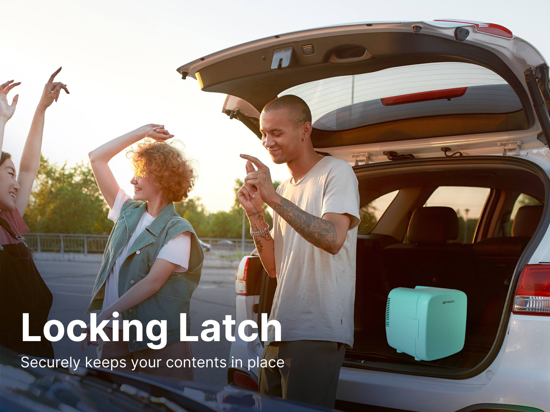 Locking Latch
Securely keeps your contents in place