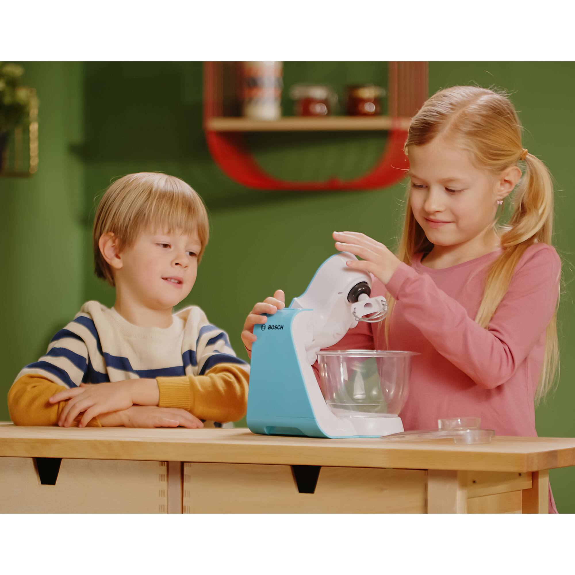 Angle. Klein - Bosch: Kitchen Machine MUM 5 - White & Teal -  Kids 3+.
