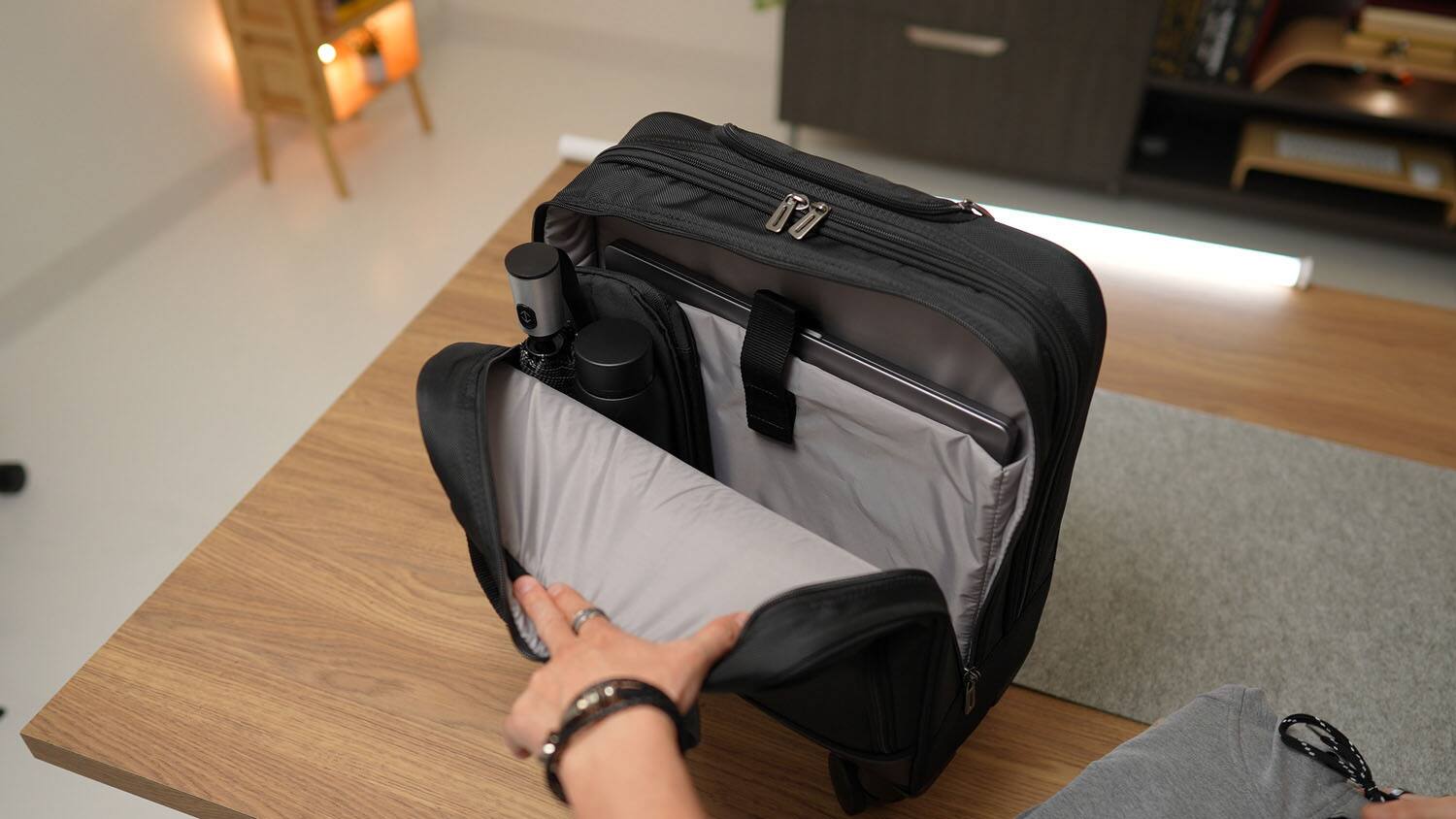 Alt View 14. Targus - 16" 4-Wheel Rolling Laptop Case - Black.