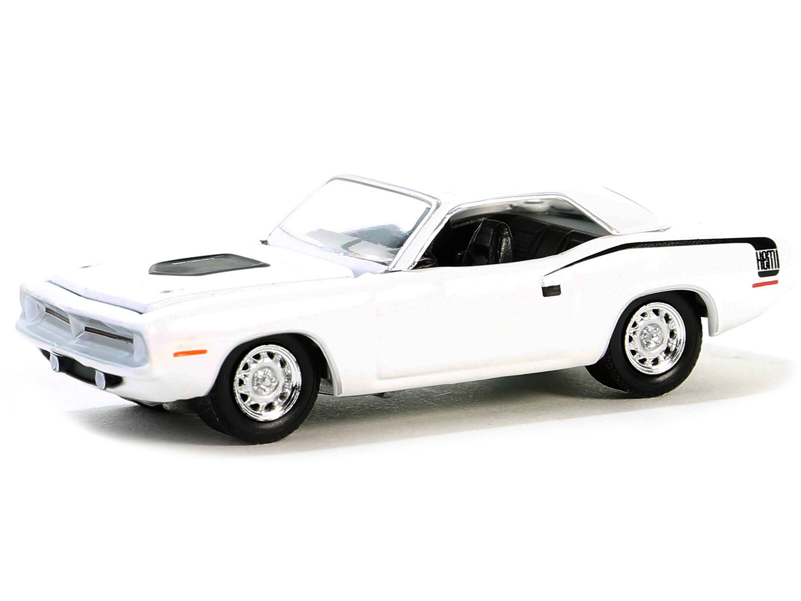 Angle. Greenlight - 1970 Plymouth Hemi Barracuda Alpine White with Black Stripes "GreenLight Muscle" Series 28 1/64 Diecast - White and  Black.