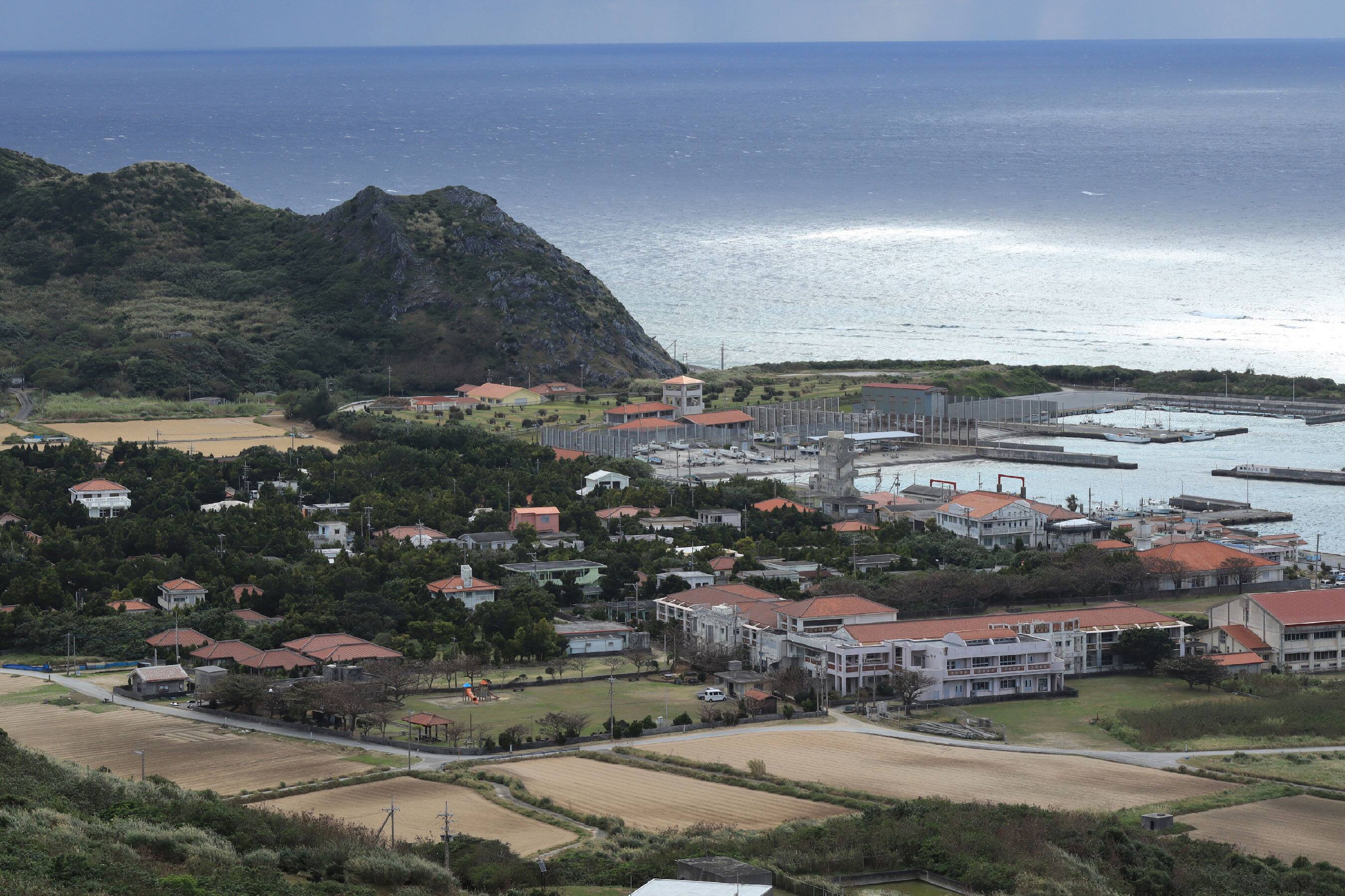 Alt View 37. Canon - EOS R100 4K Video Mirrorless Camera Double Zoom Lens Kit with RF-S18-45mm and RF75-300mm Lenses - Black.