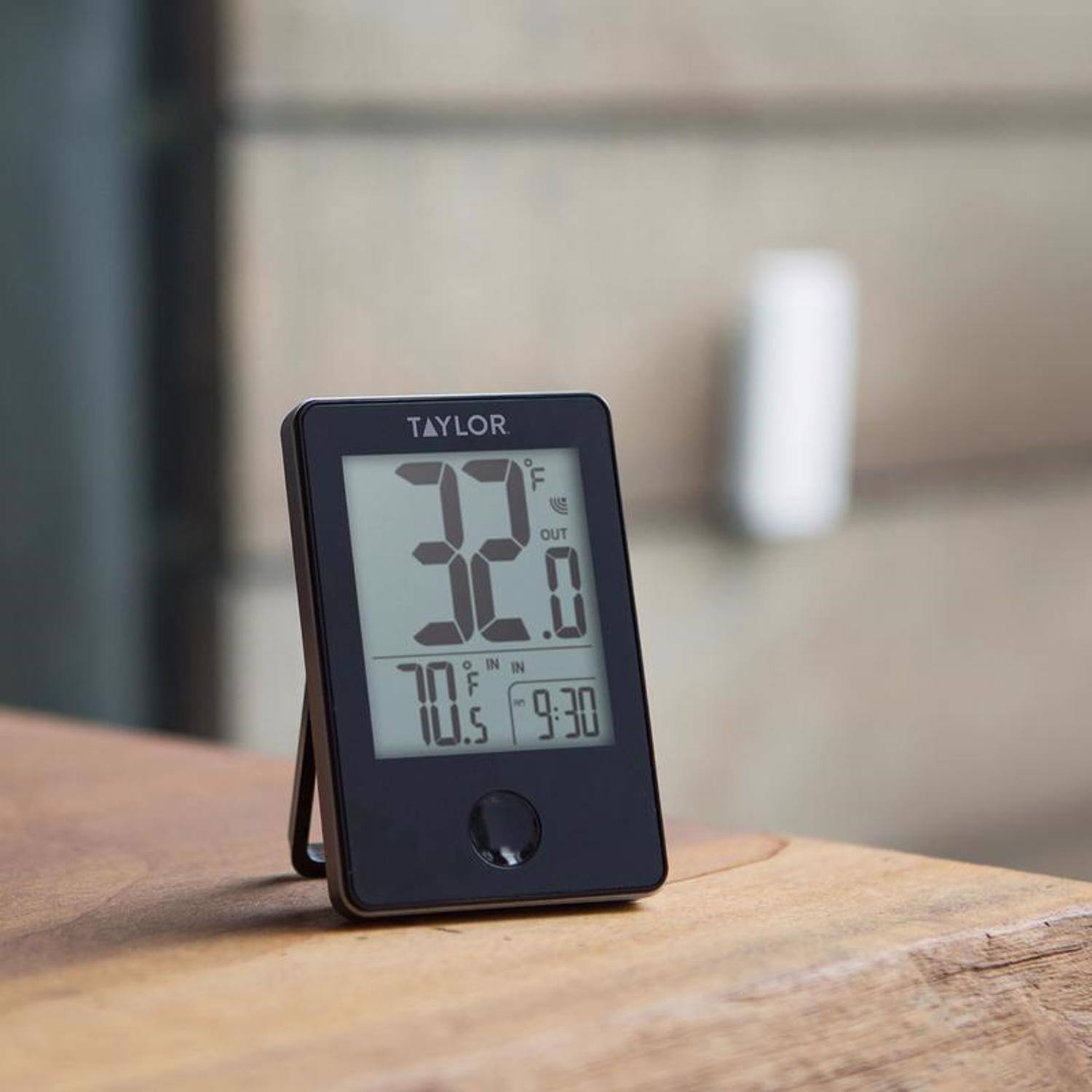 TAYLOR  
OUT 32°F  
IN 70°F  
10.5  
9:30