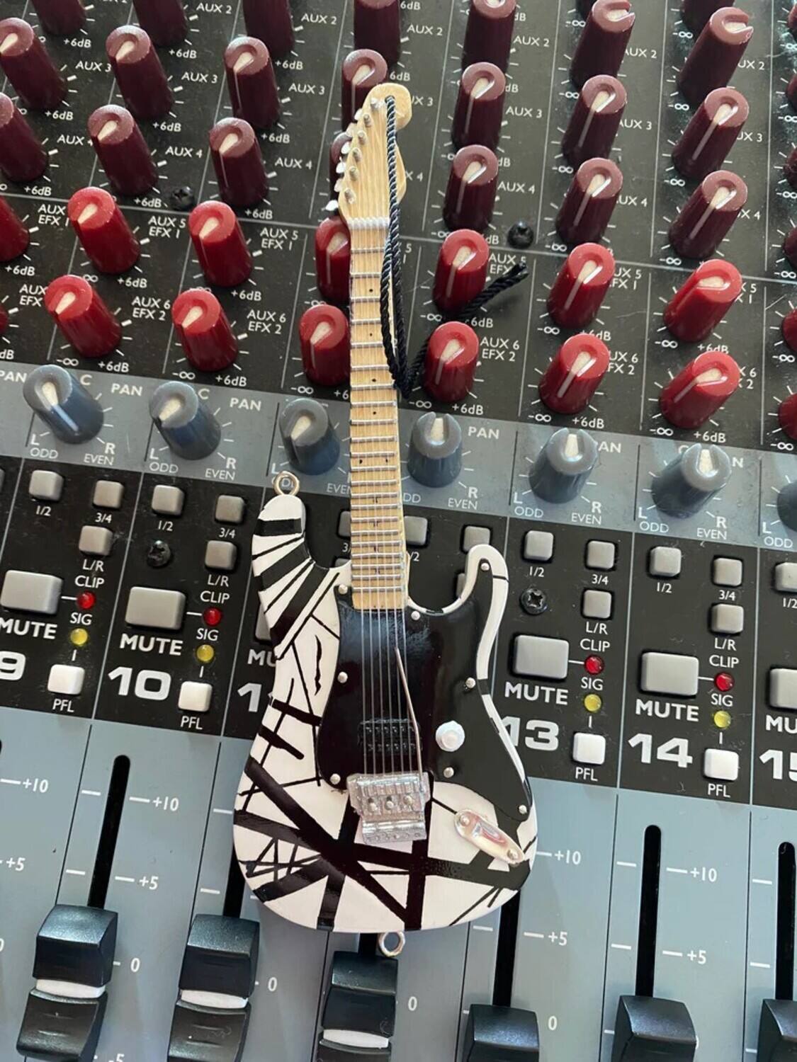 AUX 2 +6dB  
AUX 2 +6dB  
AUX 3 +6dB  
AUX 3 +6dB  
AUX 3 +6dB  
AUX 4 +6dB  
AUX 4 +6dB  
AUX 5 +6dB  
AUX 5 +6dB  
AUX 6 +6dB  
AUX 6 +6dB  
EFX 1 +6dB  
EFX 1 +6dB  
EFX 2 +6dB  
EFX 2 +6dB  

PAN C PAN  
ODD EVEN ODD EVEN  

1/2 3/4 1/2 3/4  

L/R CLIP L/R CLIP  

SIG MUTE SIG MUTE  

PFL +10 PFL +10  

AUX 2 +6dB  
AUX 2 +6dB  
AUX 3 +6dB  
AUX 3 +6dB  
AUX 4 +6dB  
AUX 4 +6dB  
AUX 5 +6dB  
AUX 5 +6dB  
AUX 6 +6dB  
AUX 6 +6dB  

EF