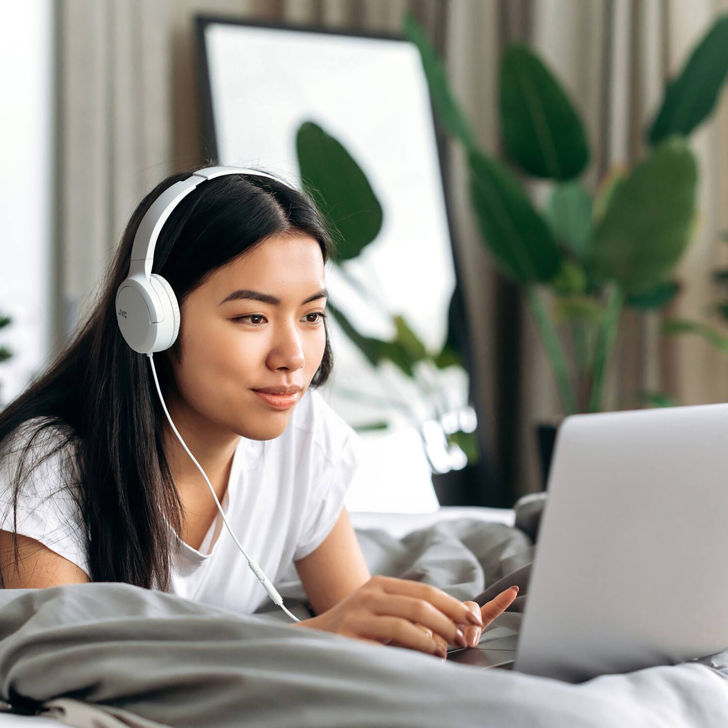 Alt View 4. JVC - Jvc Has33ucw Foldable On-ear Headphones With Microphone, Usb-c, Ha-s33uc (white) - White.