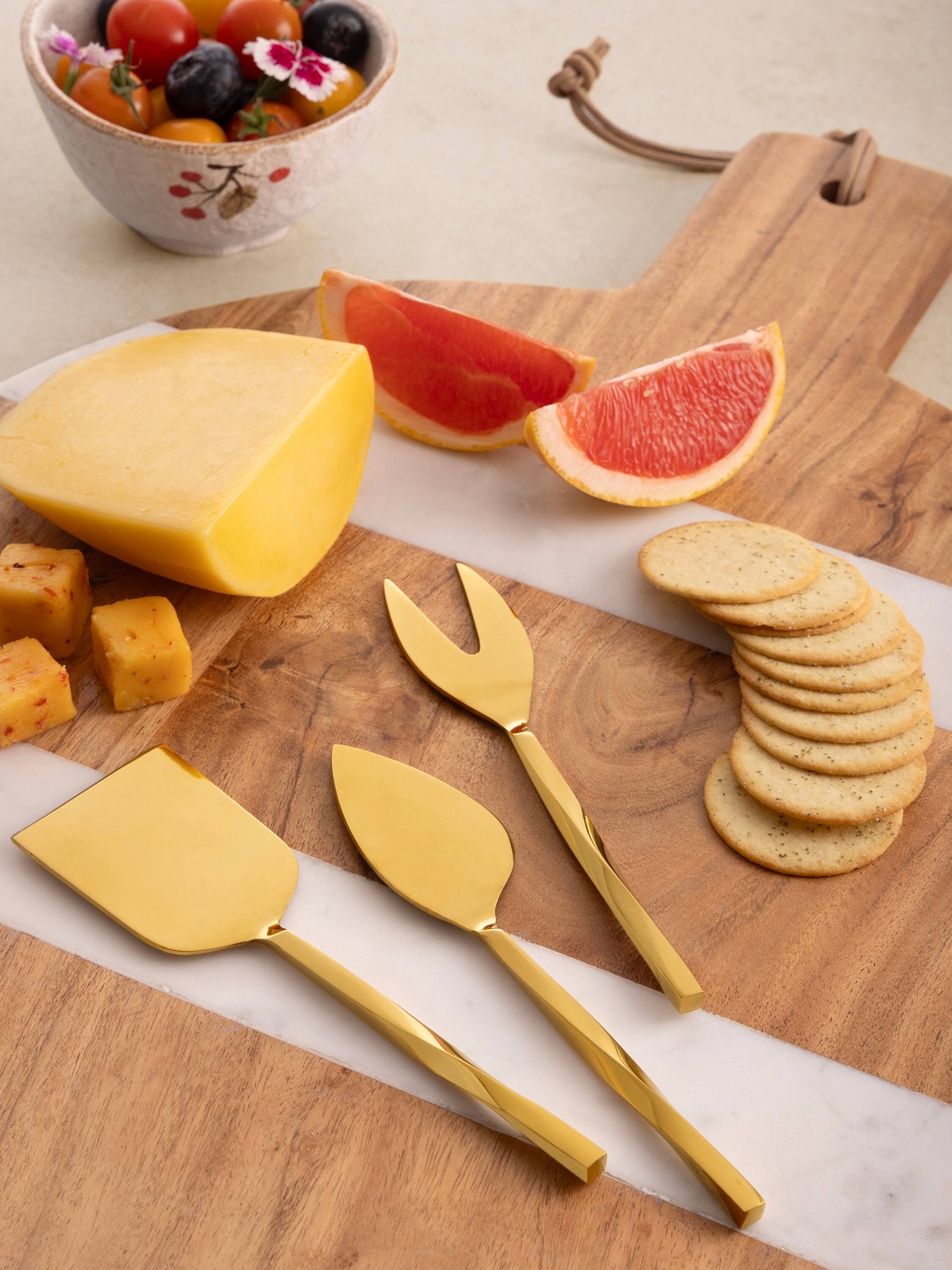 Angle. GAURI KOHLI - Oslo Cheese Knives - Shiny gold.