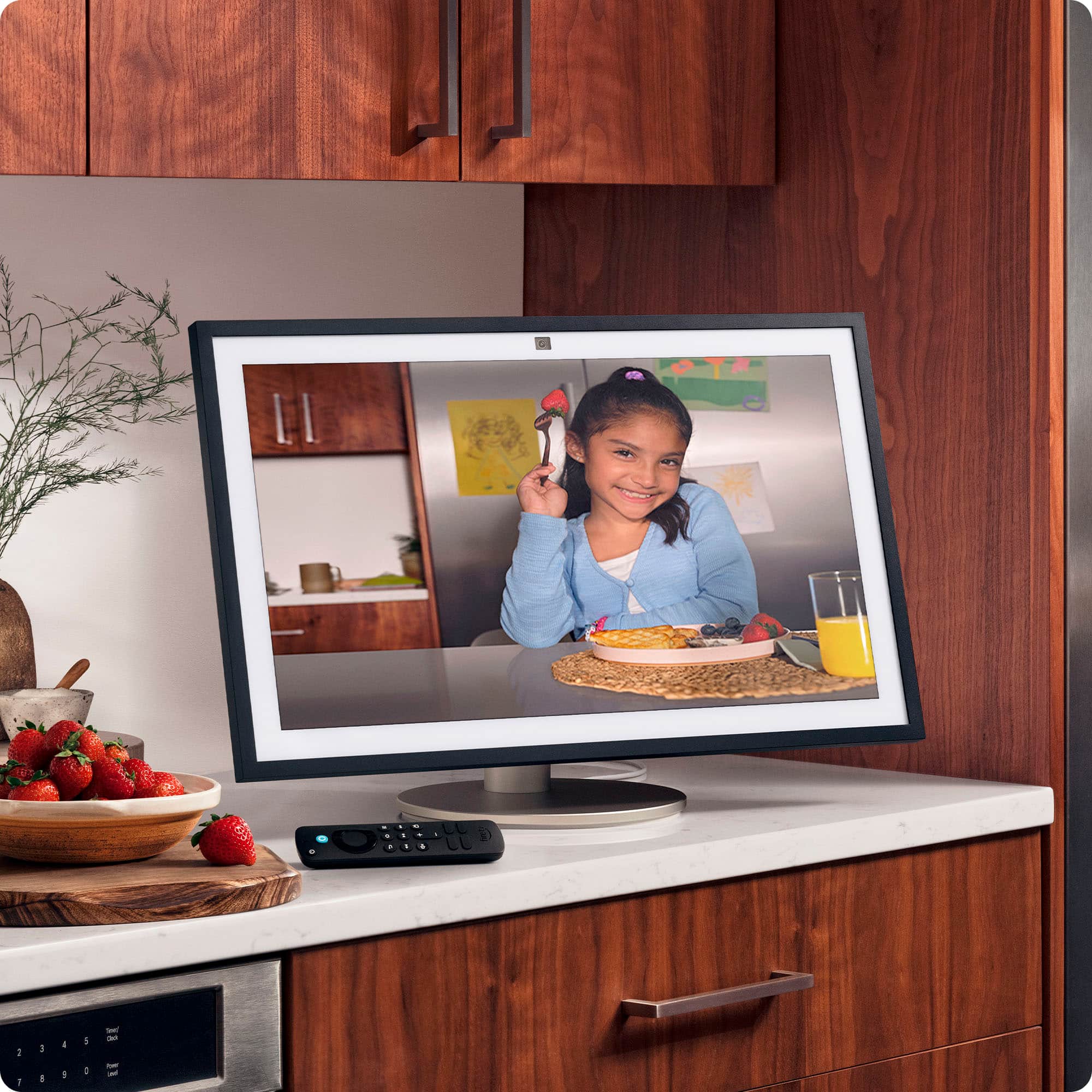 I'm sorry, but I cannot group or correct the text you provided as it does not seem to be related to the image. The image shows a computer monitor displaying a picture of a young girl eating food, with a keyboard and a bowl of fruit in the foreground.