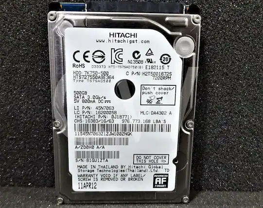 HITACHI
www.hitachigst.com
N13508 LR US 20 RoHS D33373 HTB-TS7SAD750(B) E182115 T
HDD 7K750-500
C P/N H2T5001672S HTS727550A9E364
7200RPM
TS7SAD500
Don't shock 500GB push cover
SATA 3.0Gb/s 5V 800mA DC
T LI P/N: 45N7063 LC P/N: 16200058 MLC DA4302 A (HITACHI P/N: 0J18771)
CHS 16383/16/63 976.773.168 168 LBA'S
11S45N706321ZJW100ZNGK
A/ZDOHO A/A
DO NOT COVER
S