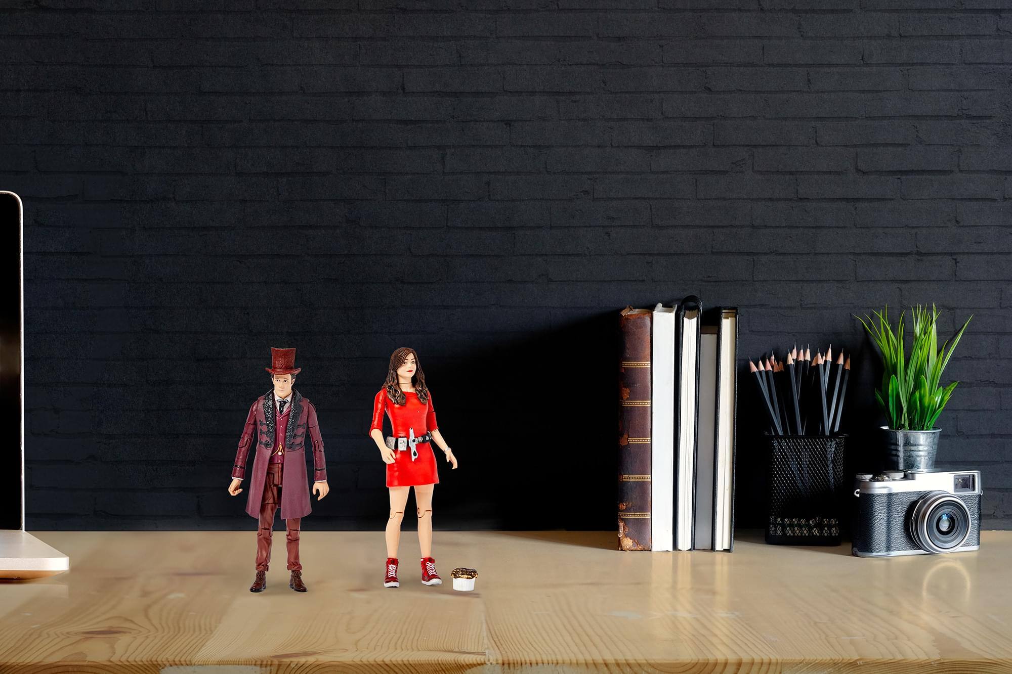 Alt View 4. Seven20 - Doctor Who The Impossible Set w/ 11th Doctor & Oswin Oswald 5" Action Figures - Red/White.
