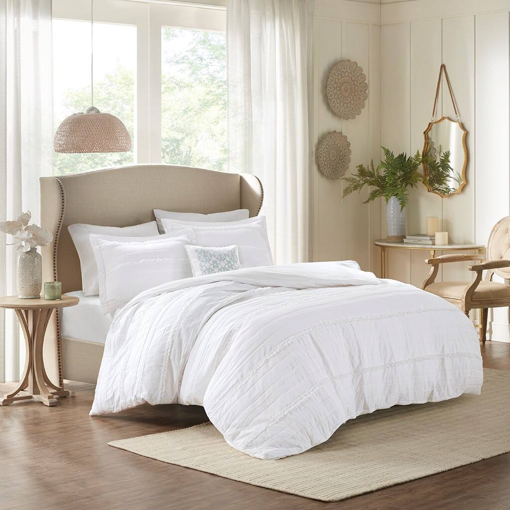 Alt View 1. Gracie Mills - Gracie Mills Sheila 4-Piece 2-in-1 Duvet Set - White.