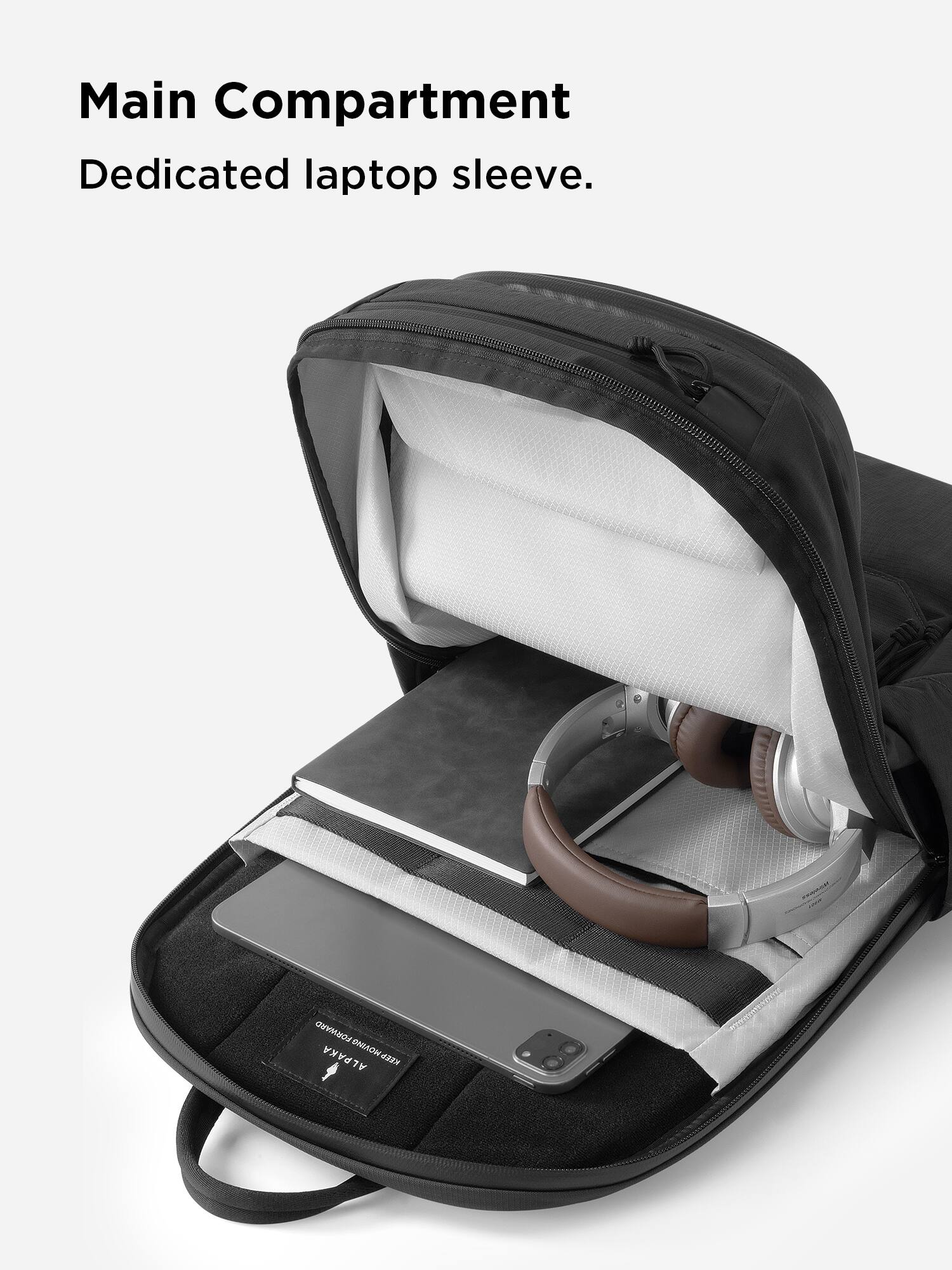 Main Compartment  
Dedicated laptop sleeve.