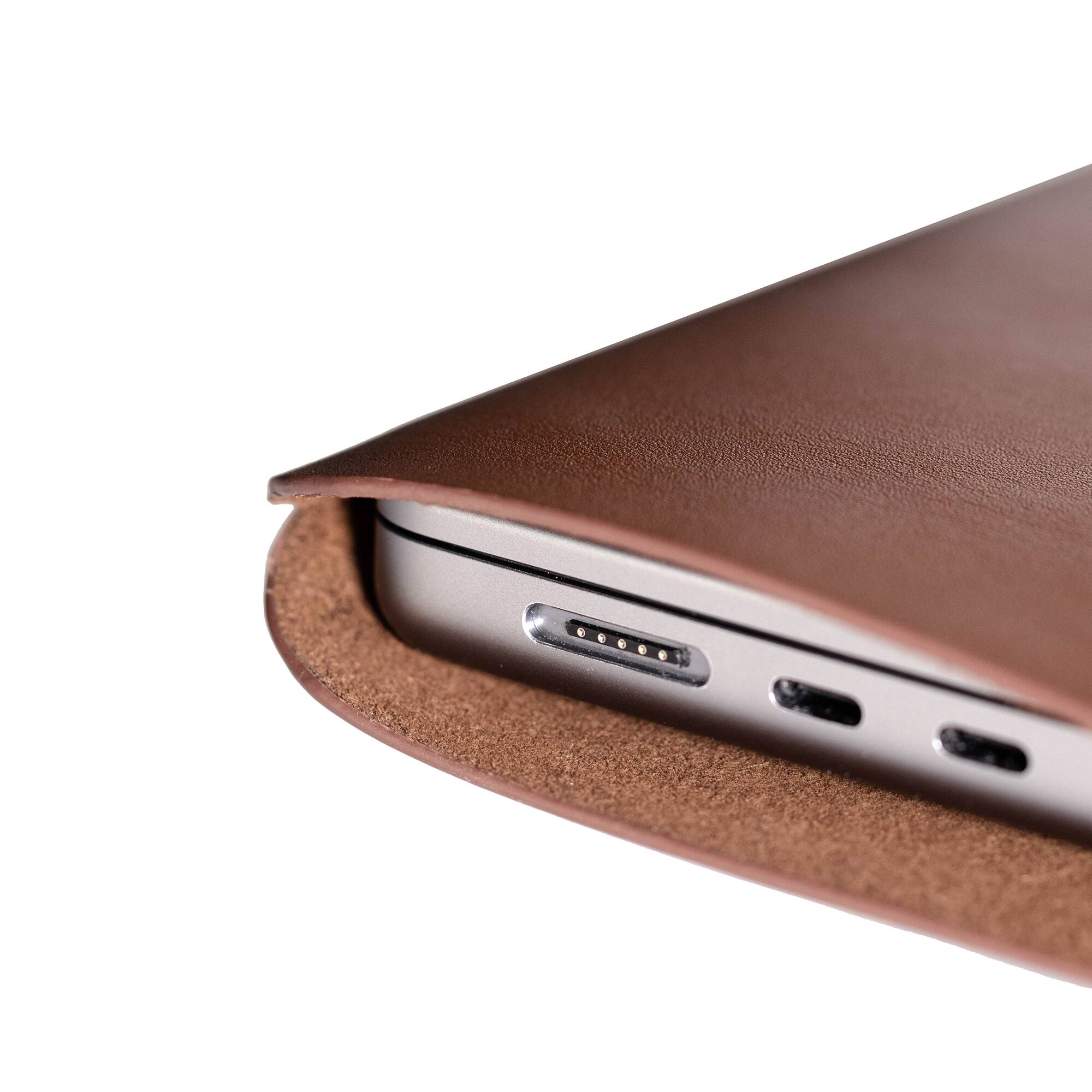 Angle. SANDMARC - Leather Edition - MacBook Pro/Air Sleeve 16" & 15" - Brown.