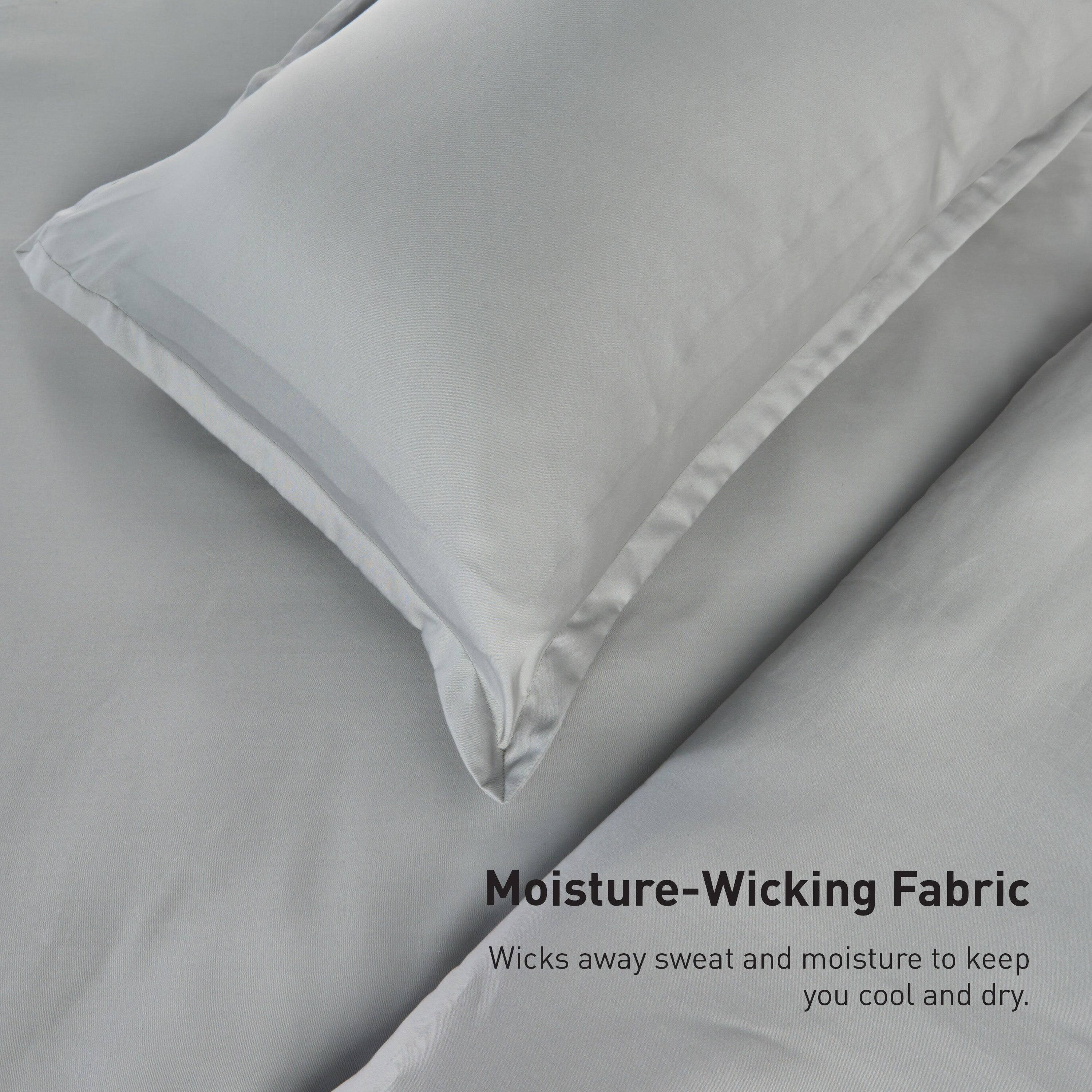 Moisture-Wicking Fabric  
Wicks away sweat and moisture to keep you cool and dry.