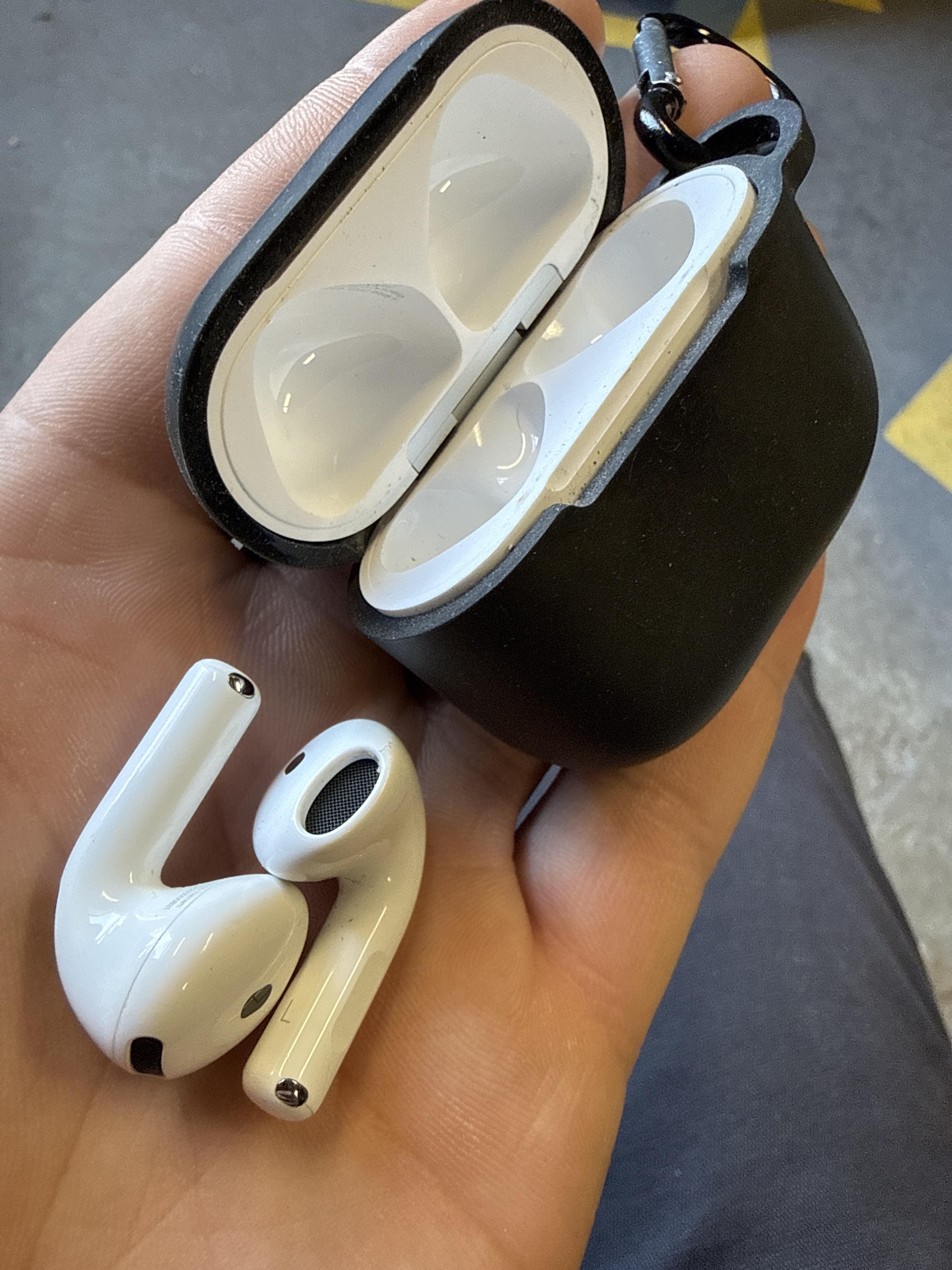 Apple AirPods 4 with Active Noise Cancellation With Black