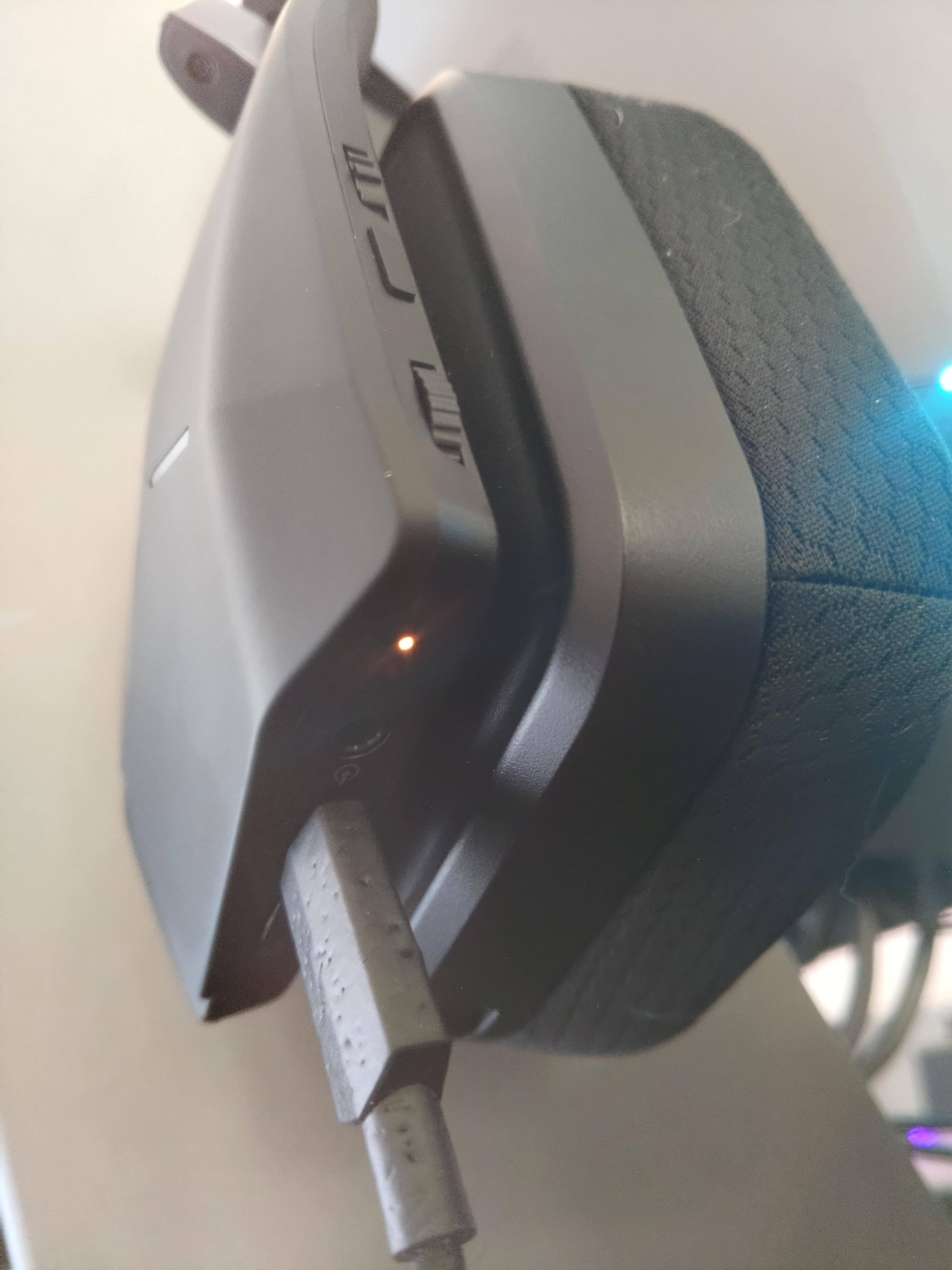 Small LED showing battery level, also visible is the 3.5mm audio jack., click to load a larger version