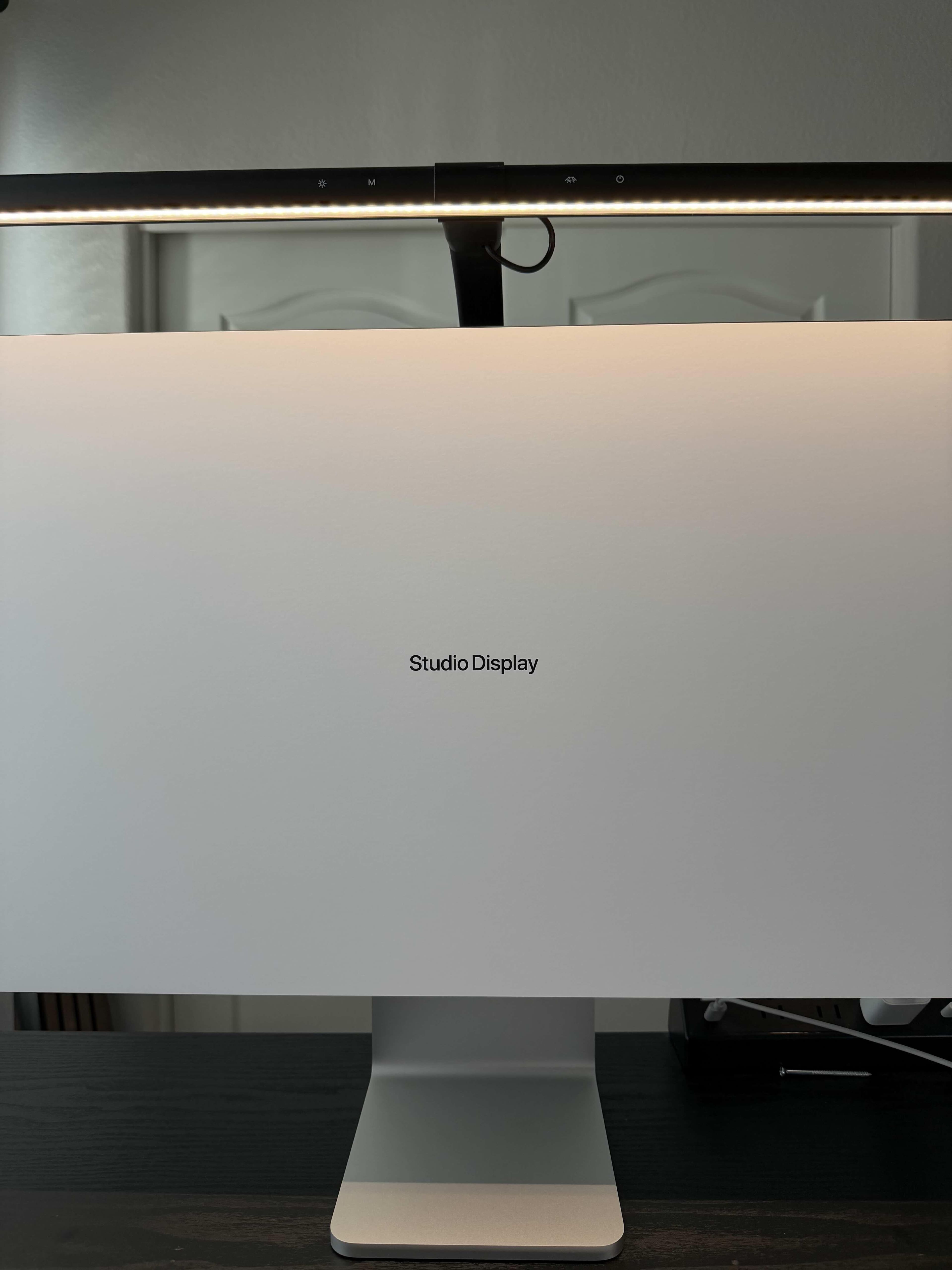 Apple Studio Display Standard glass Tilt and height adjustable