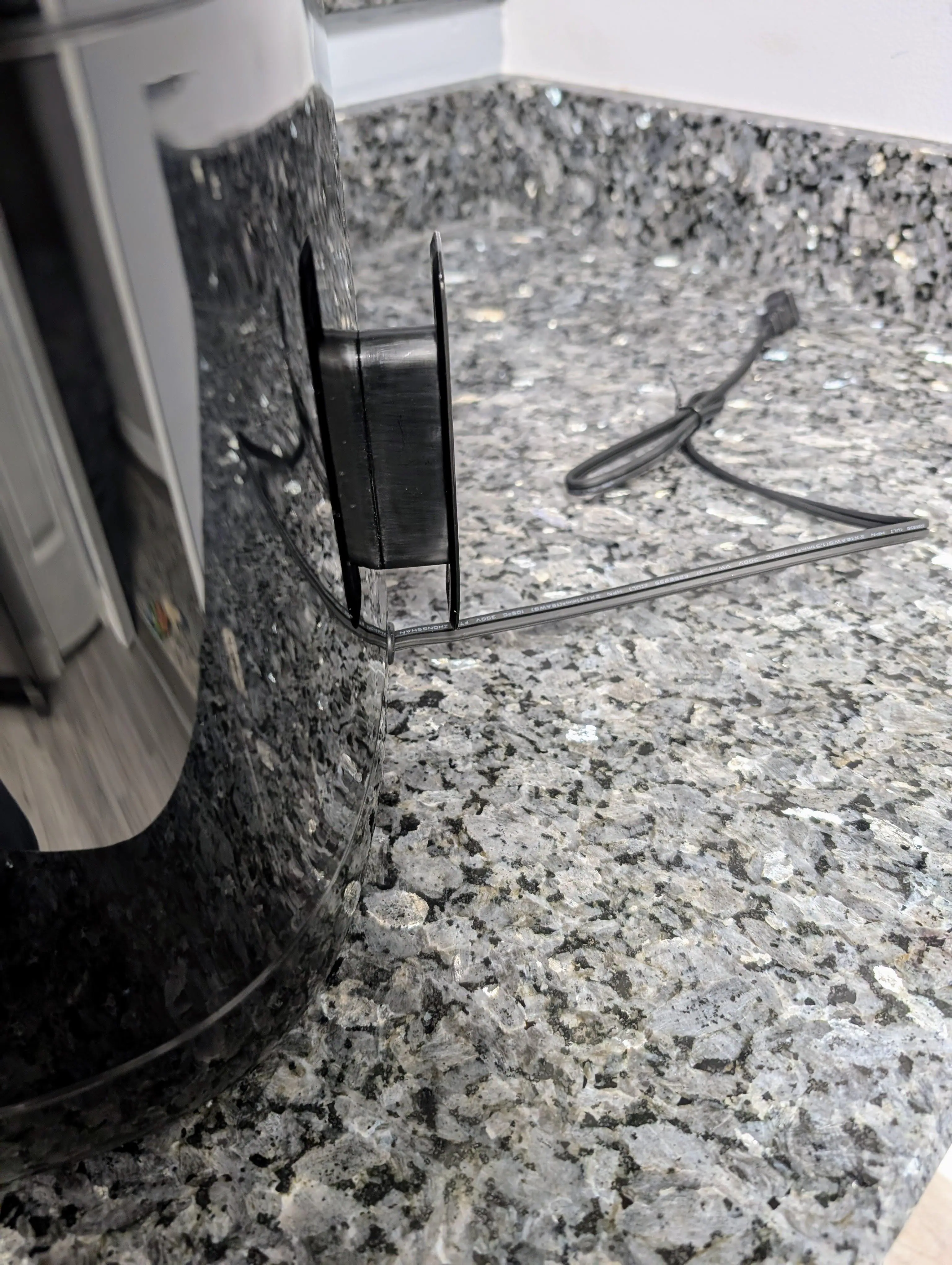 Wrap around cords storage., click to load a larger version