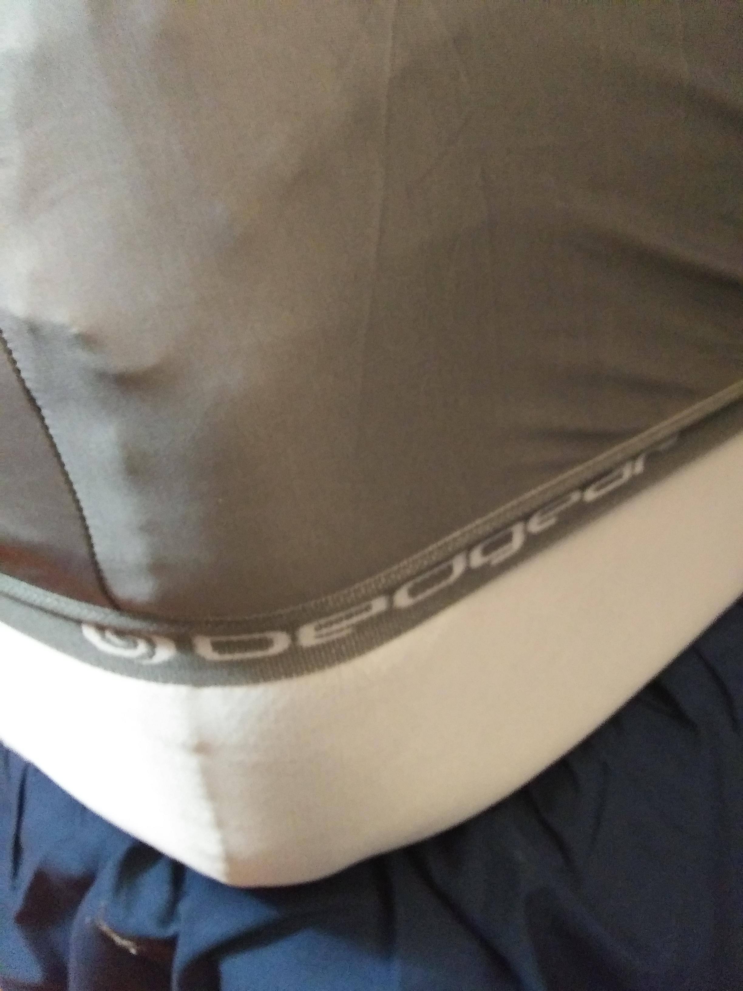 Thick elastic band on fitted sheet, click to load a larger version