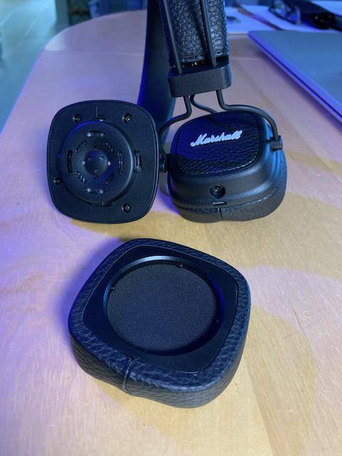 Replaceable ear pads, click to load a larger version