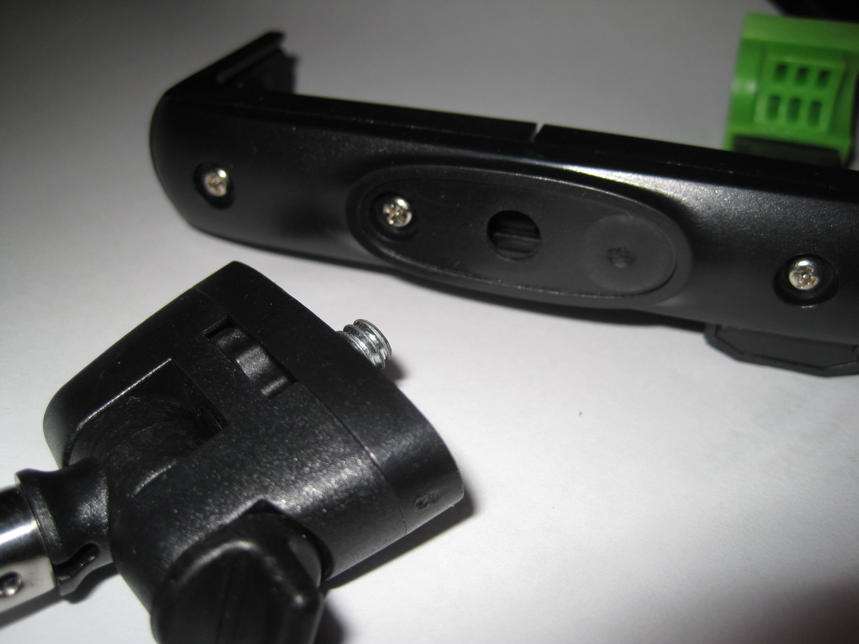 No way to connect male threaded stick screw to phone holder, click to load a larger version