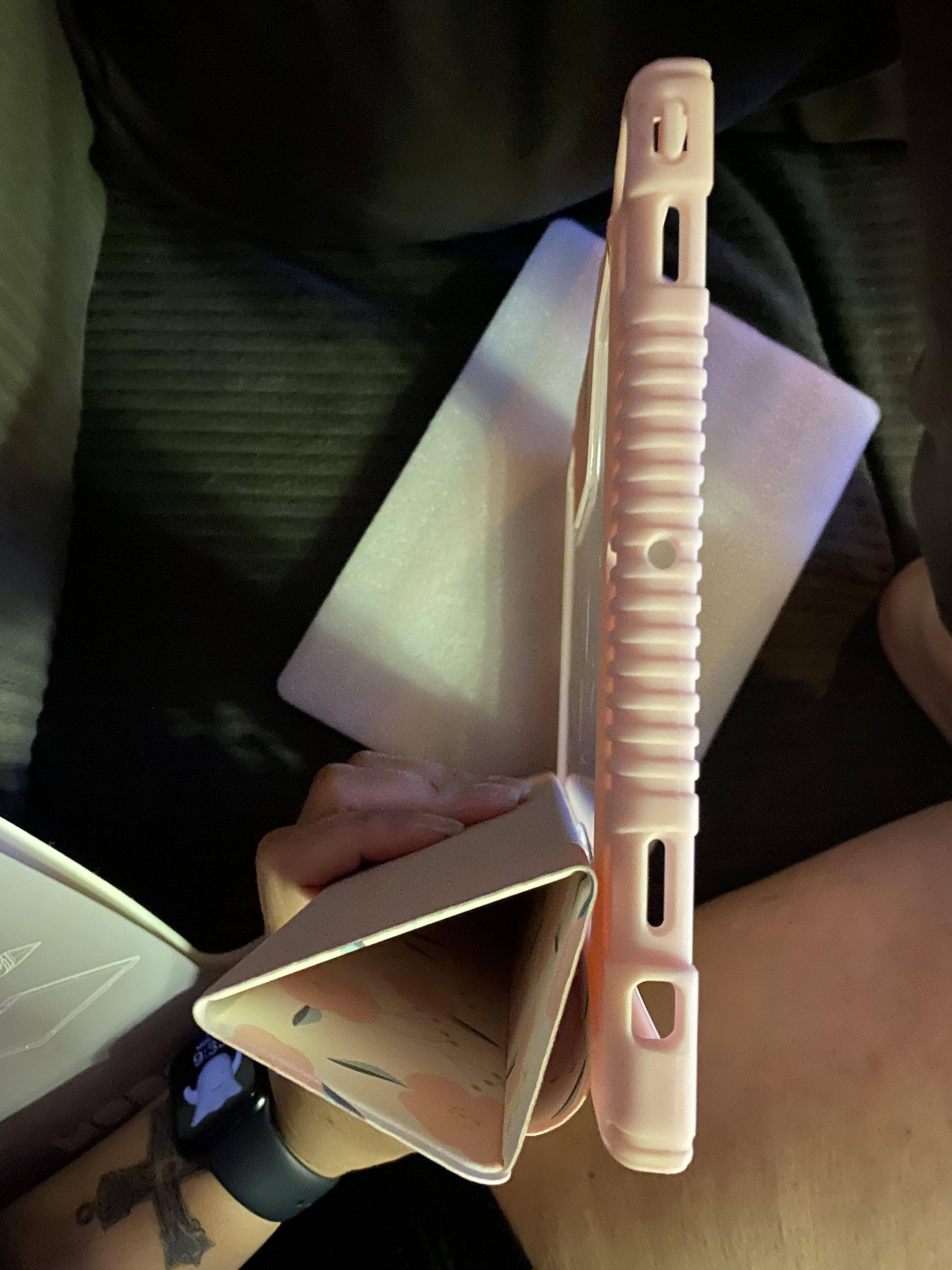 My bf took the iPad out of the case while I taking photos sorry., click to load a larger version