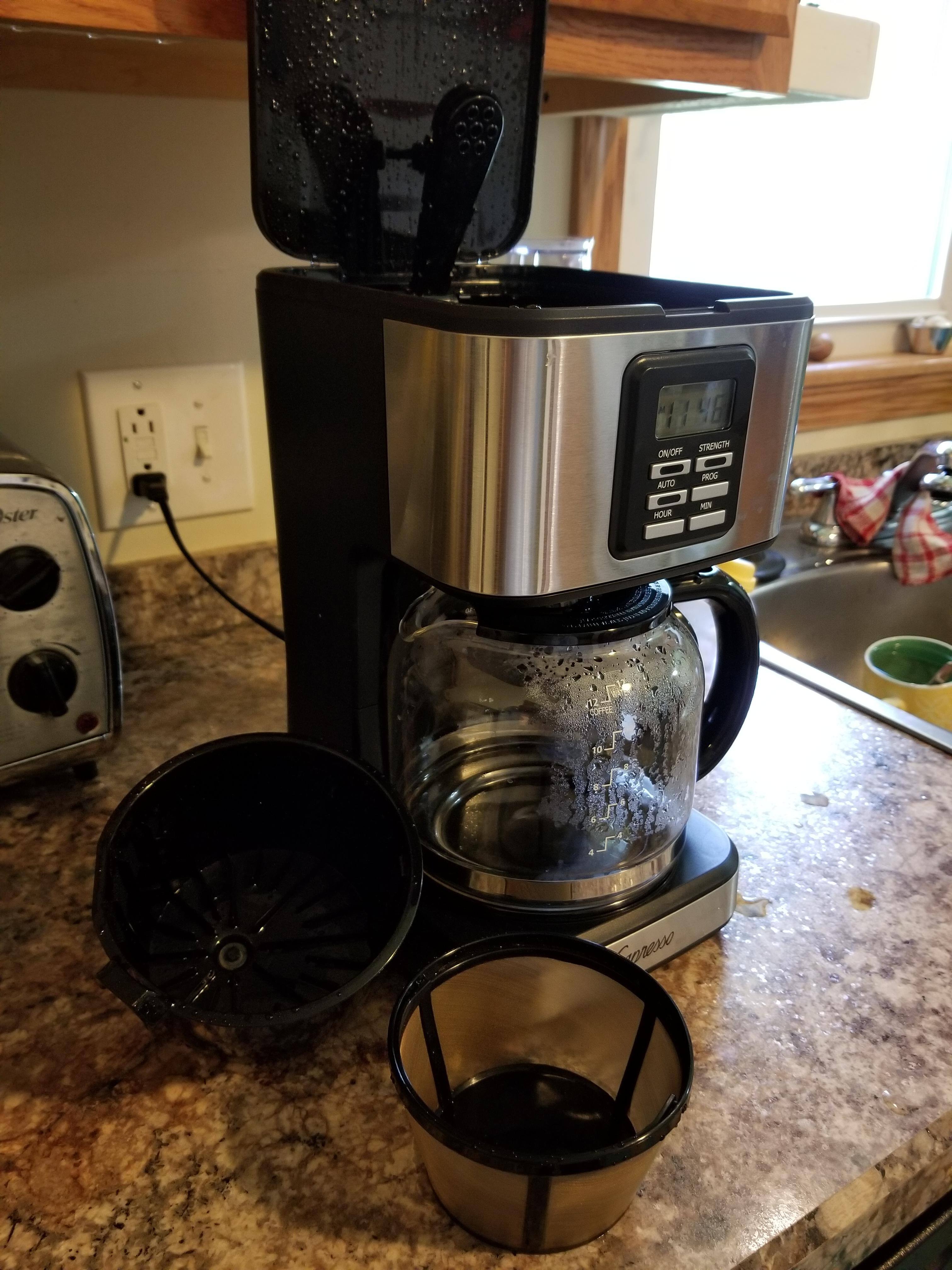 Showing here the filter and tray, round style, and easily removable for cleaning., click to load a larger version