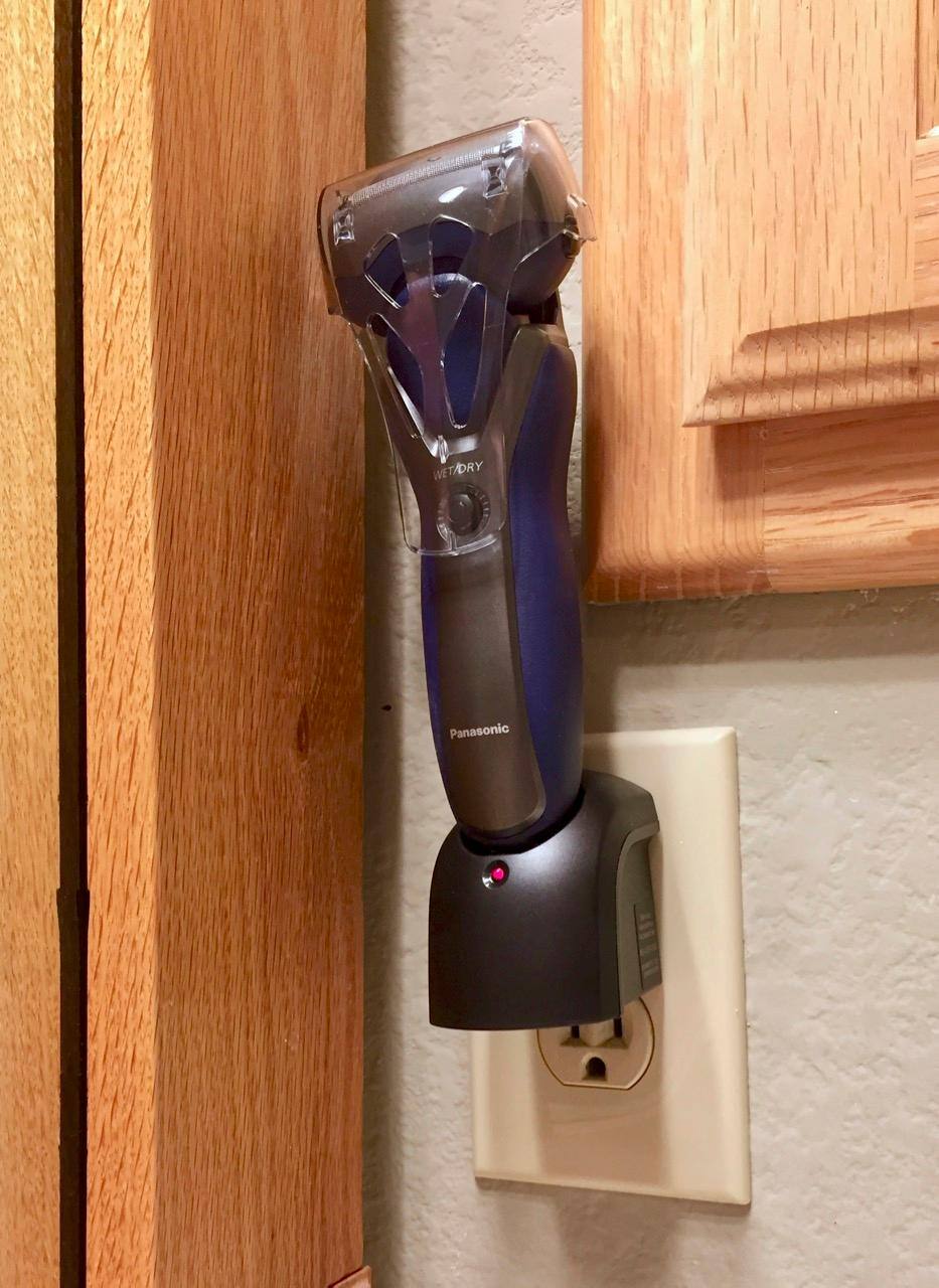 Shaver and charger, click to load a larger version