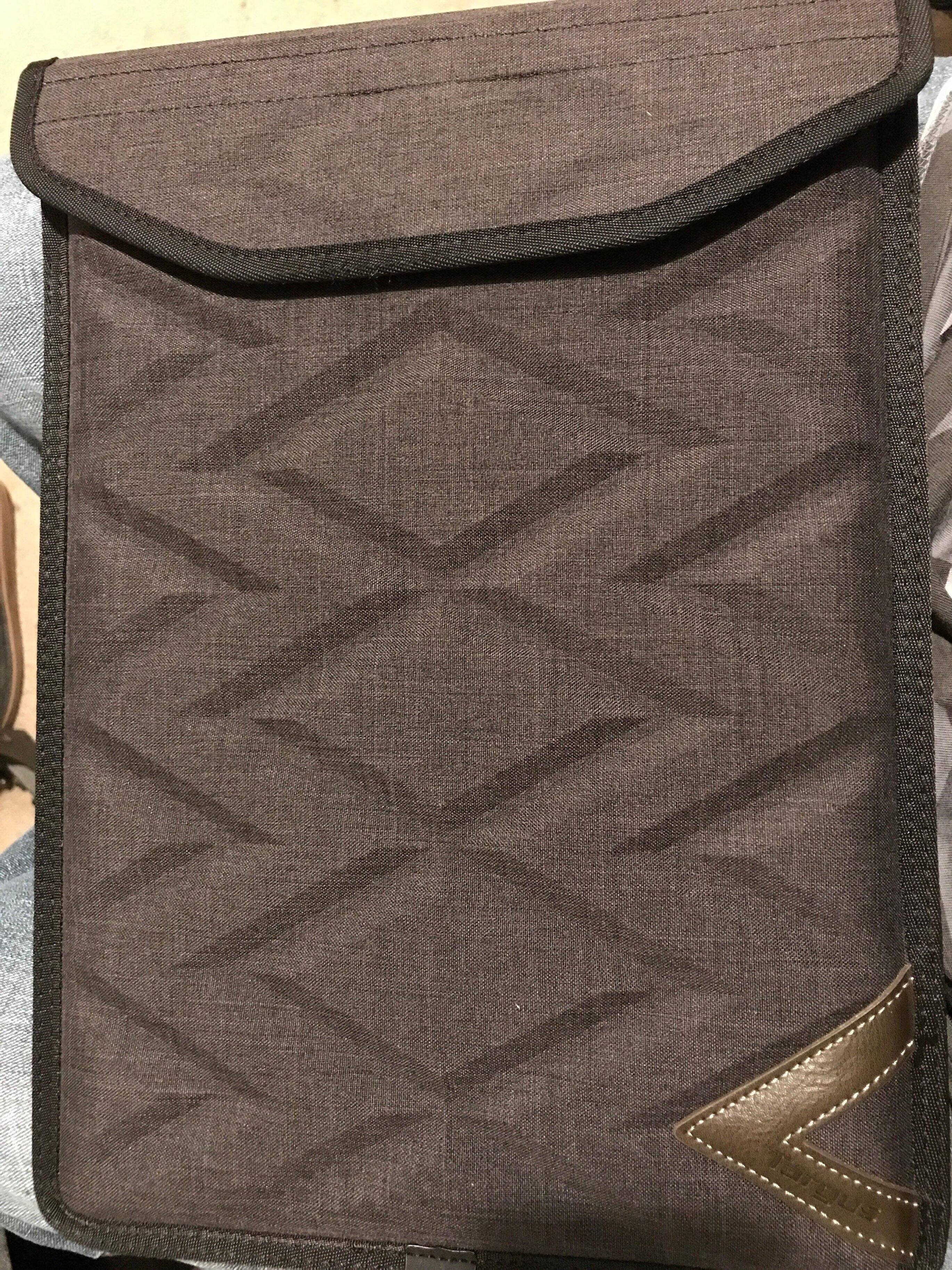 Back view closed, click to load a larger version