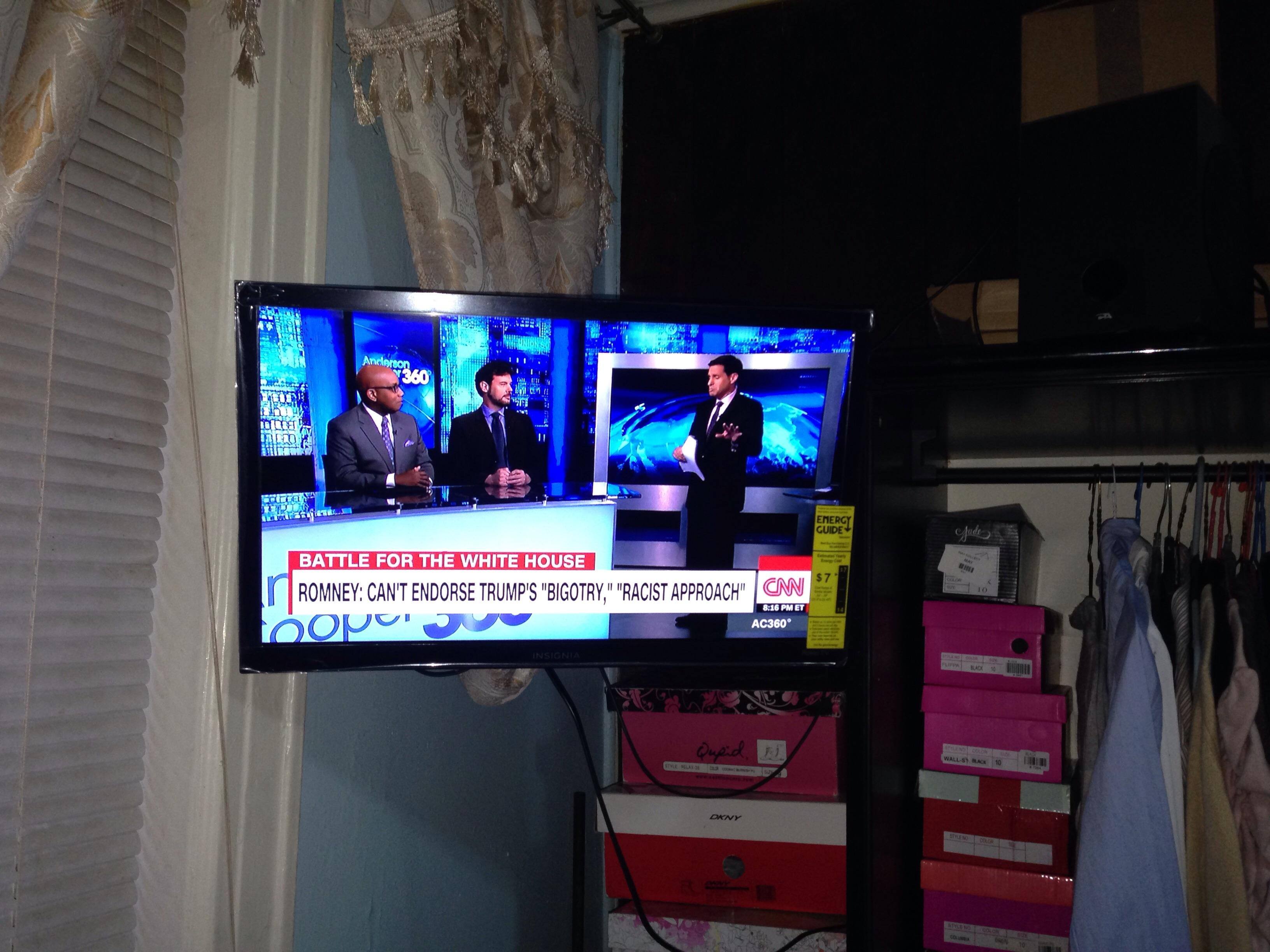 TV out and in use...love me some CNN, click to load a larger version