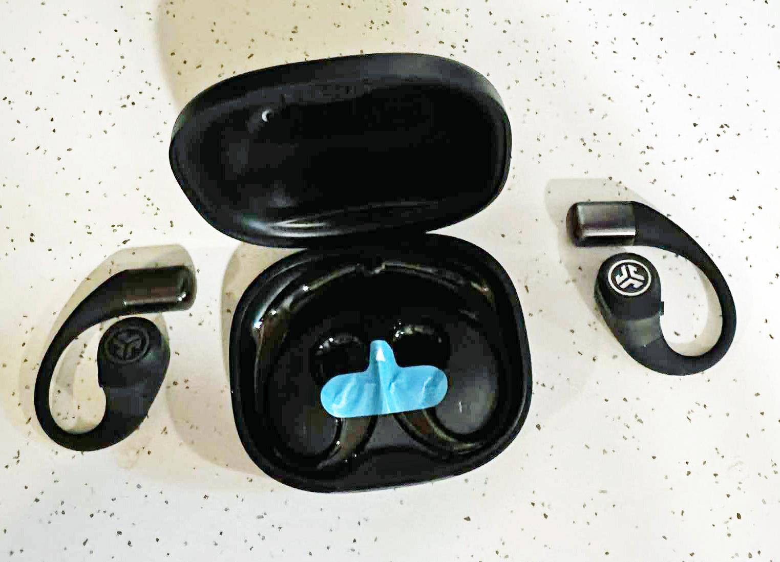 The Earbuds are of course a bit different looking than usual, click to load a larger version