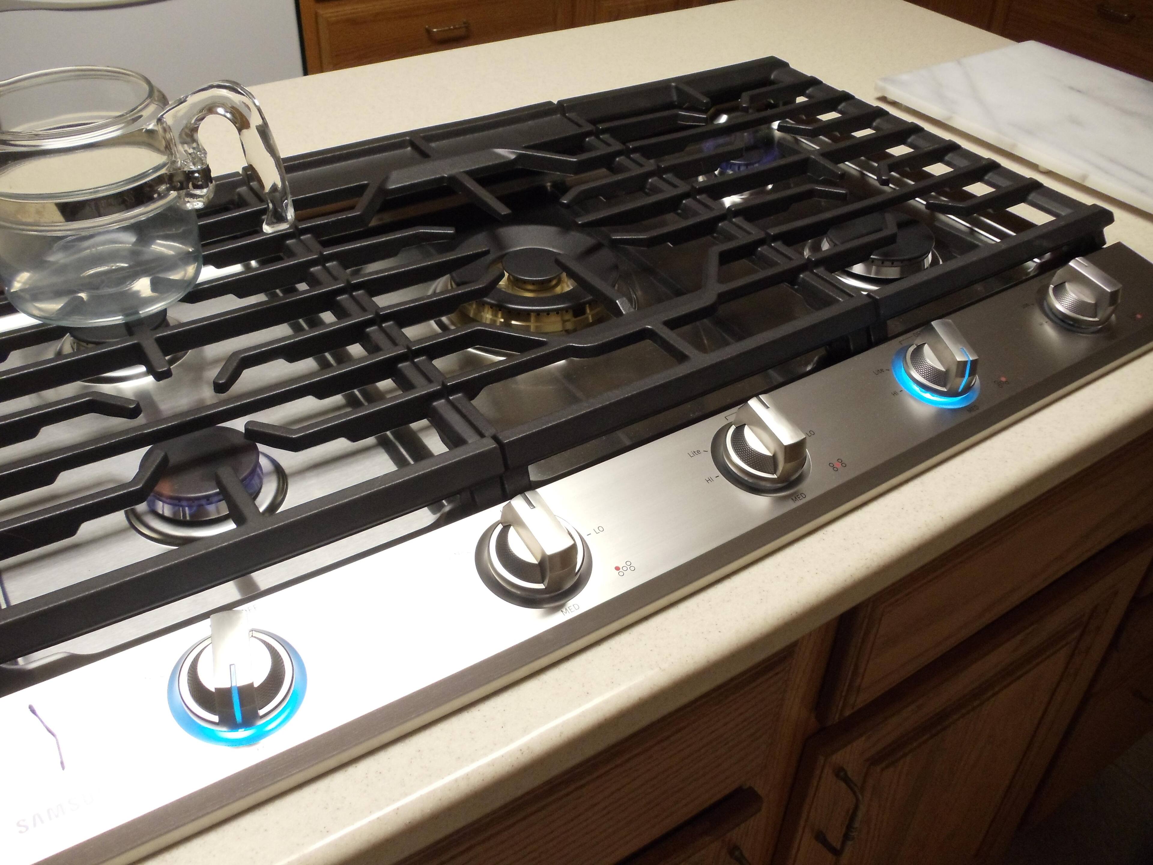 blue lit knobs when burners are on !, click to load a larger version