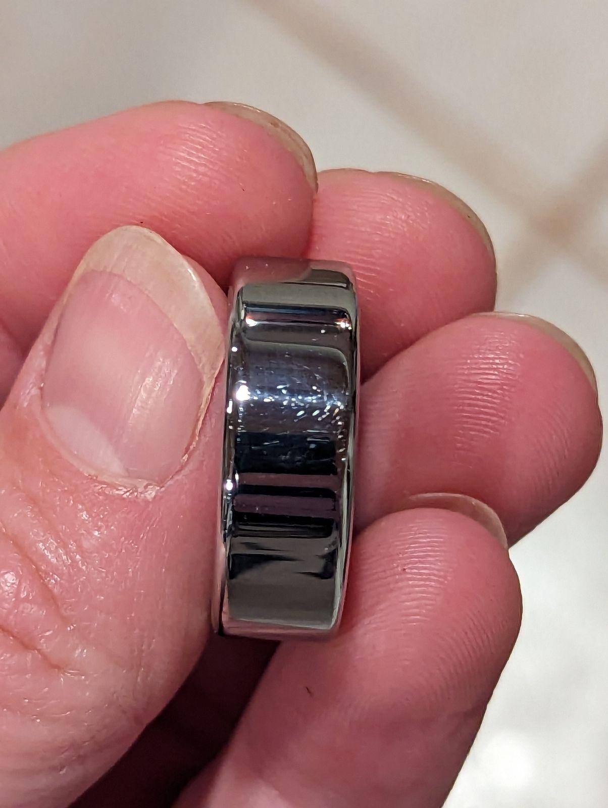 Ring with 4x zoom to show scratches after 2 weeks of weight training, click to load a larger version