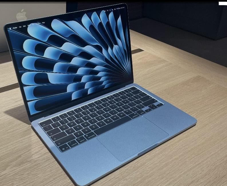 13 inch MacBook Air Apple M5 chip with 10 core CPU and 8 core GPU
