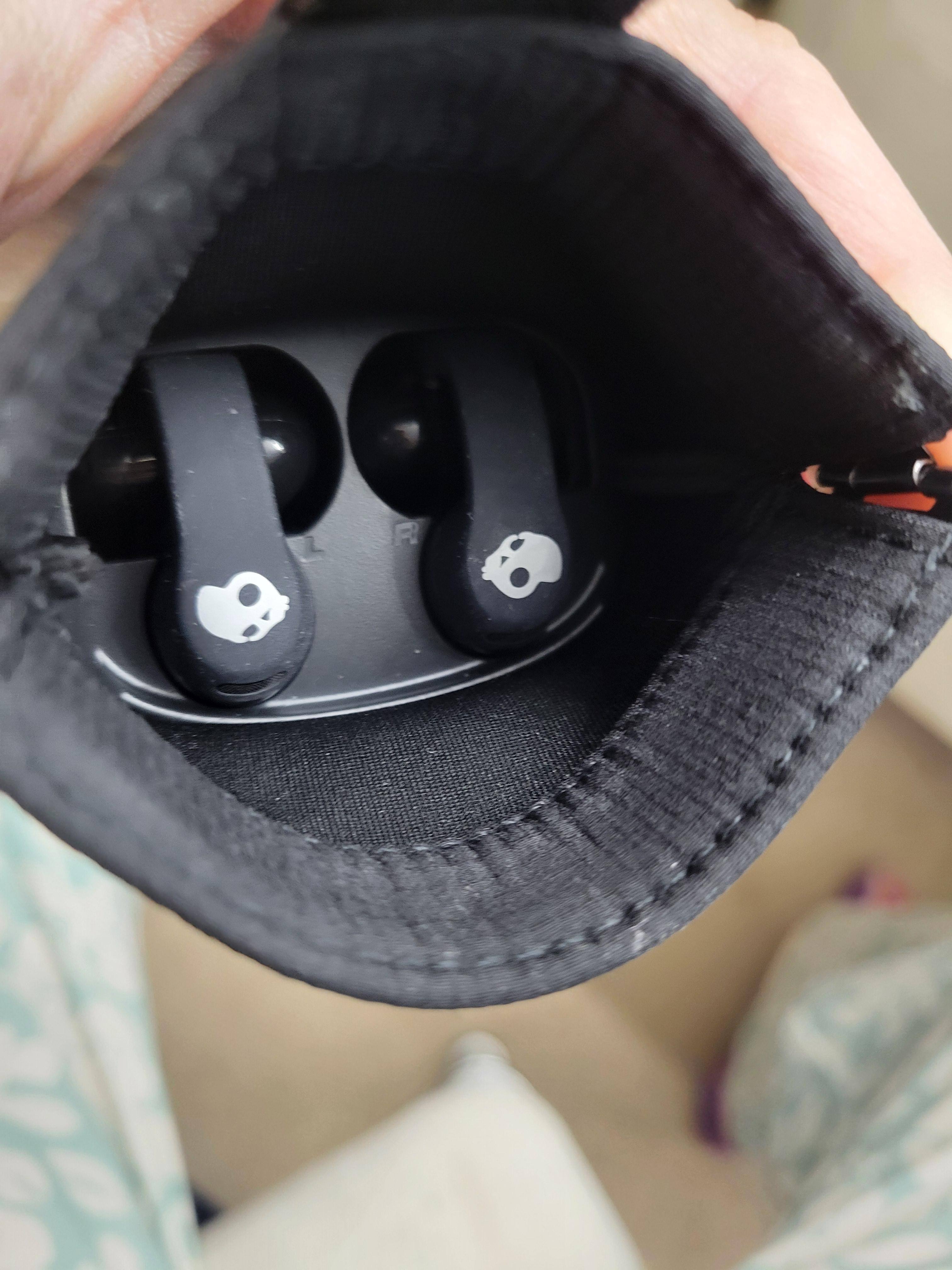 Skulcandy Inside of Pouch, click to load a larger version