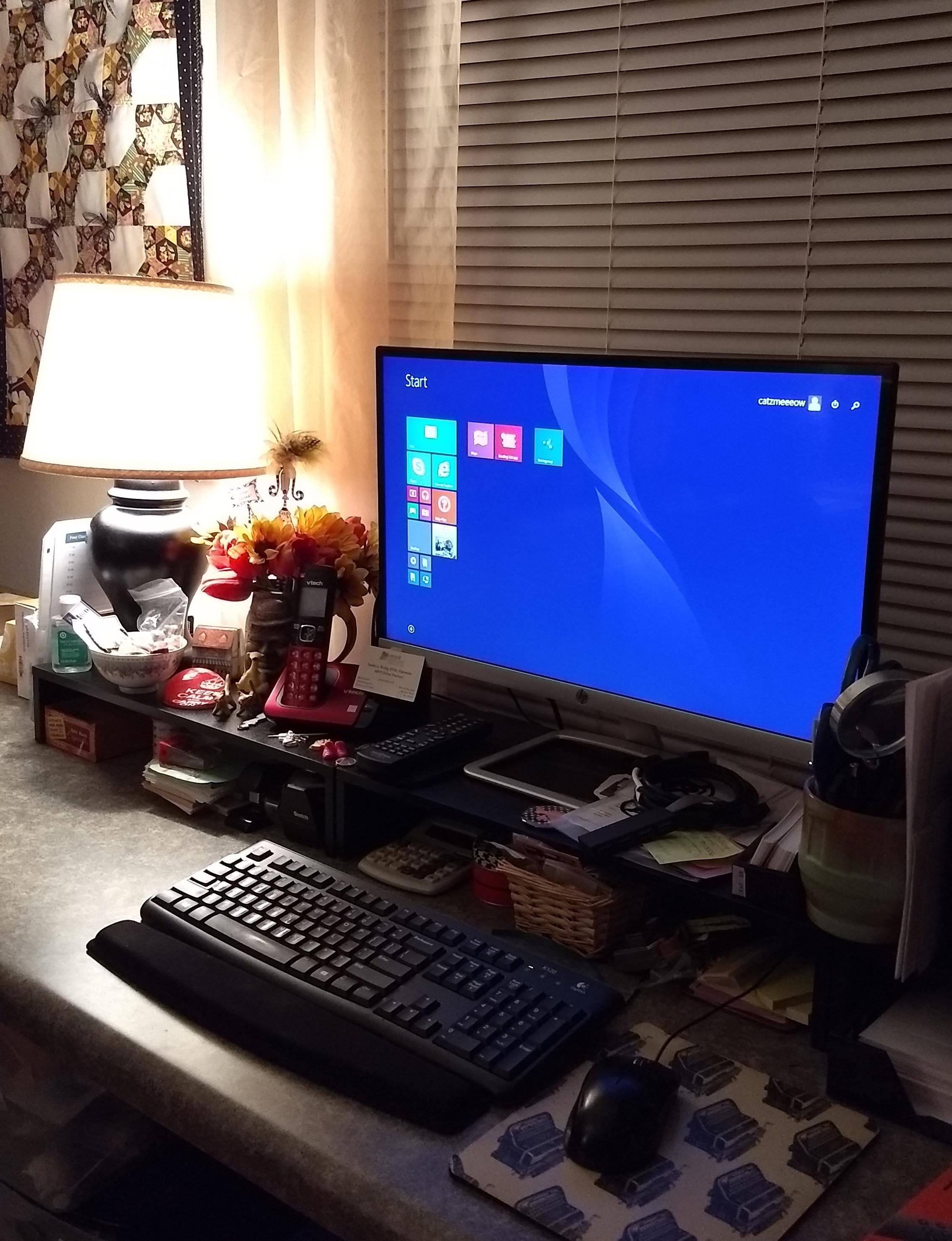 HP - 25" IPS LED HD Monitor - Natural silver, click to load a larger version