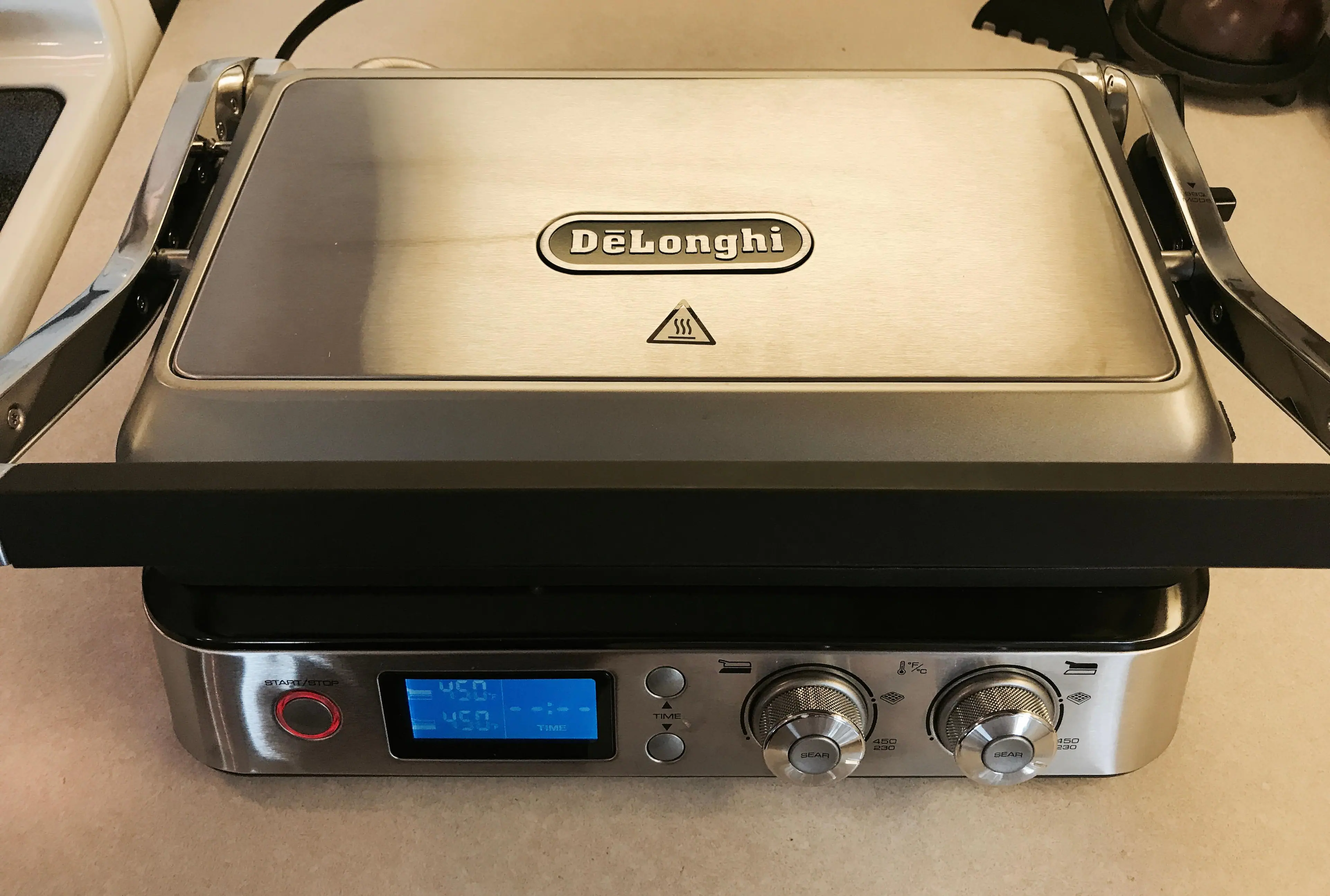 View of the grill closed, click to load a larger version