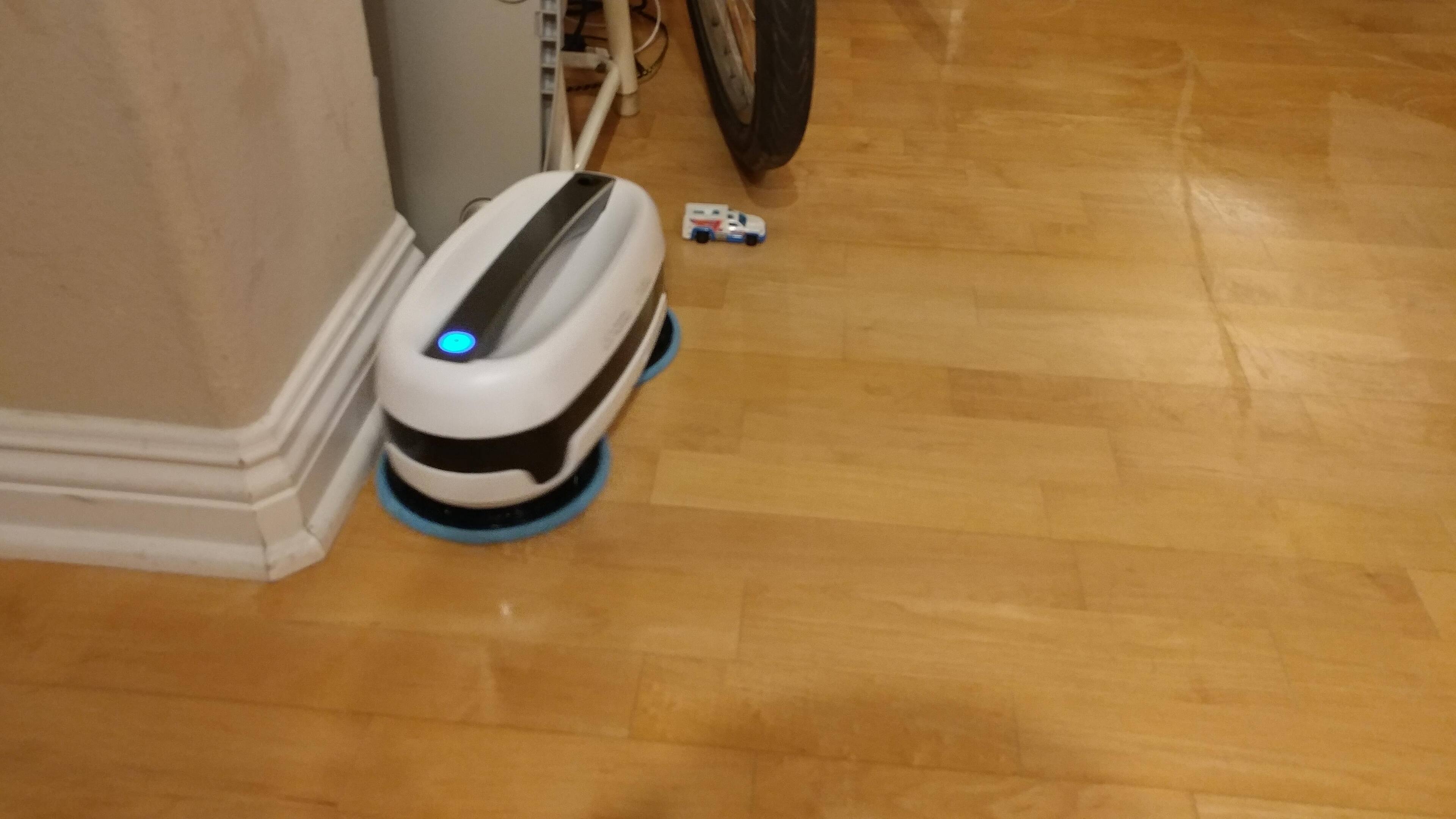 The Jetbot gets close to the wall & cleans very well., click to load a larger version