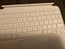 Apple Magic Keyboard Folio for iPad 10.9 inch White MQDP3LL Apple Magic Keyboard Folio for iPad 10.9 inch White MQDP3LL