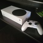 Microsoft Xbox Series S 512GB Gilded Hunter Bundle color blanco