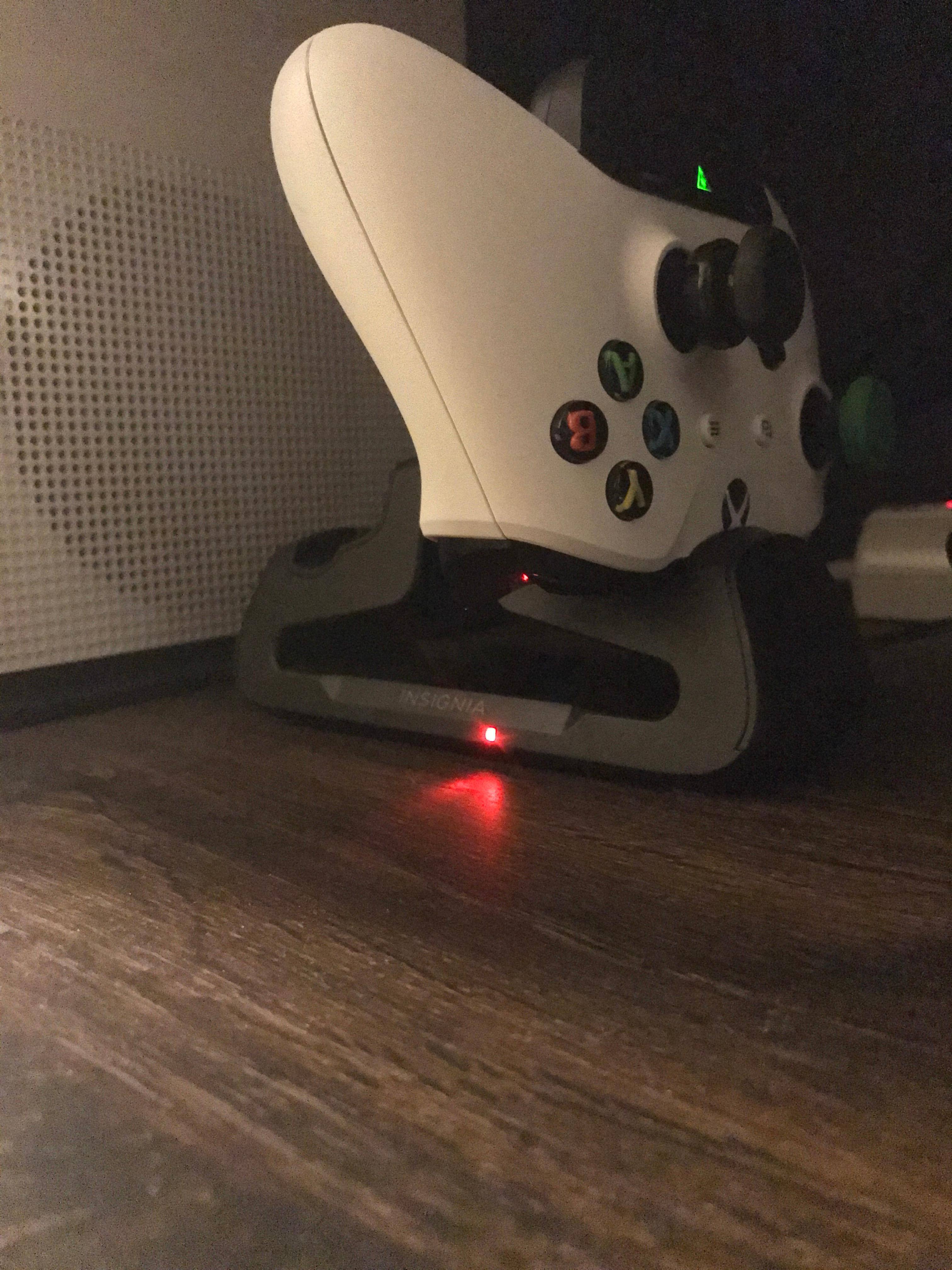 Red means "Stop pwning". Note that you can have standard controller attachments while charging., click to load a larger version