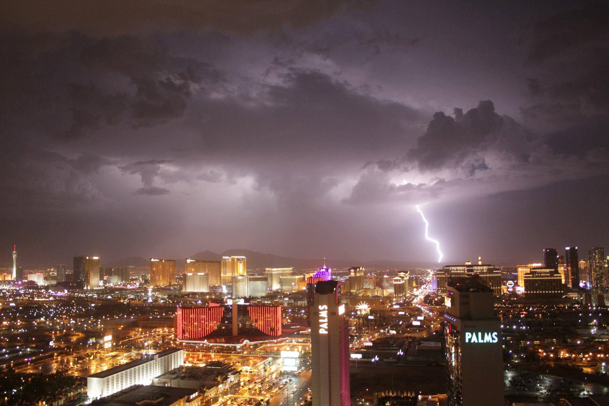 Took this photo with the 70d in las VEgas, click to load a larger version