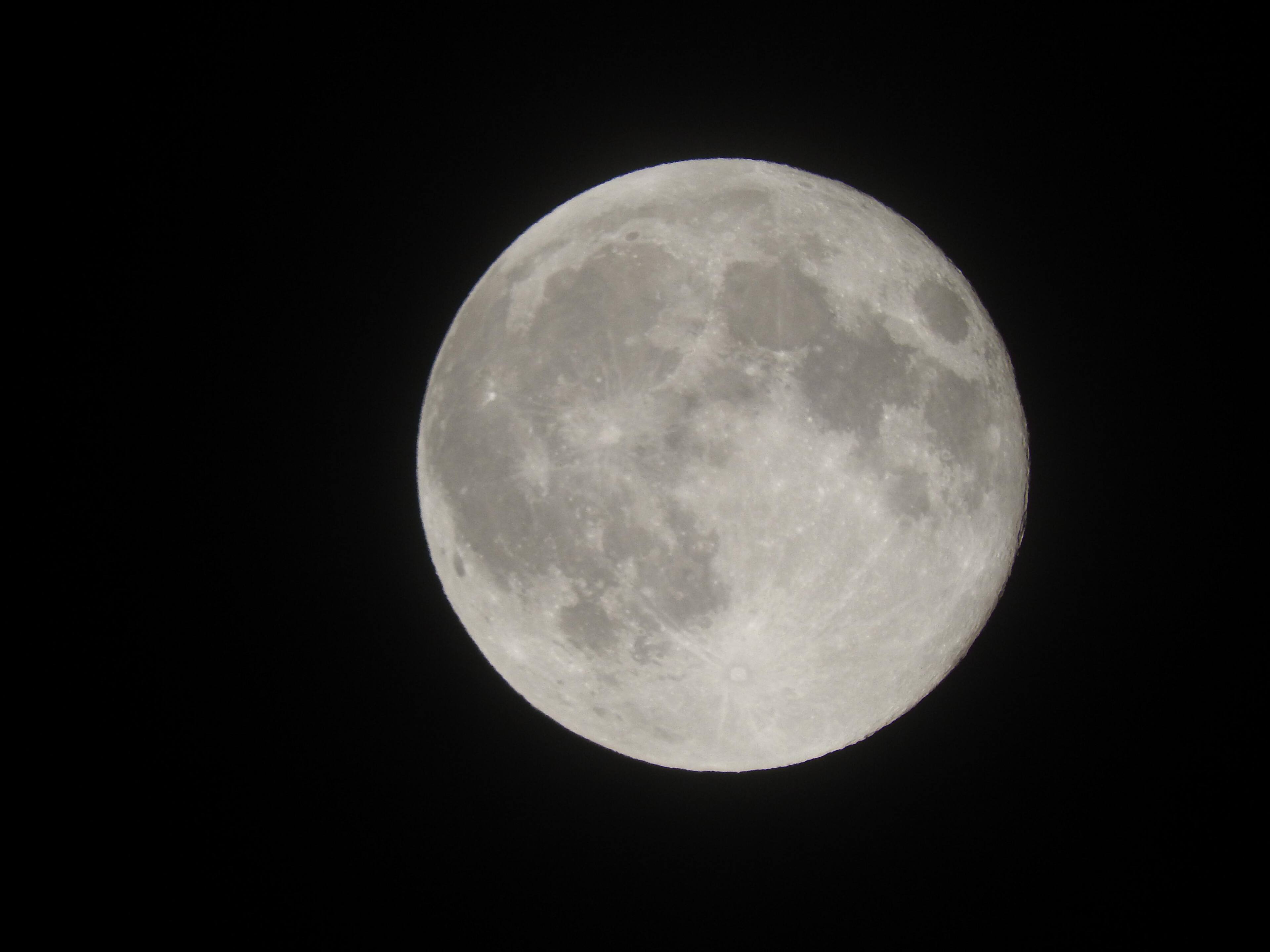 moon photo, click to load a larger version