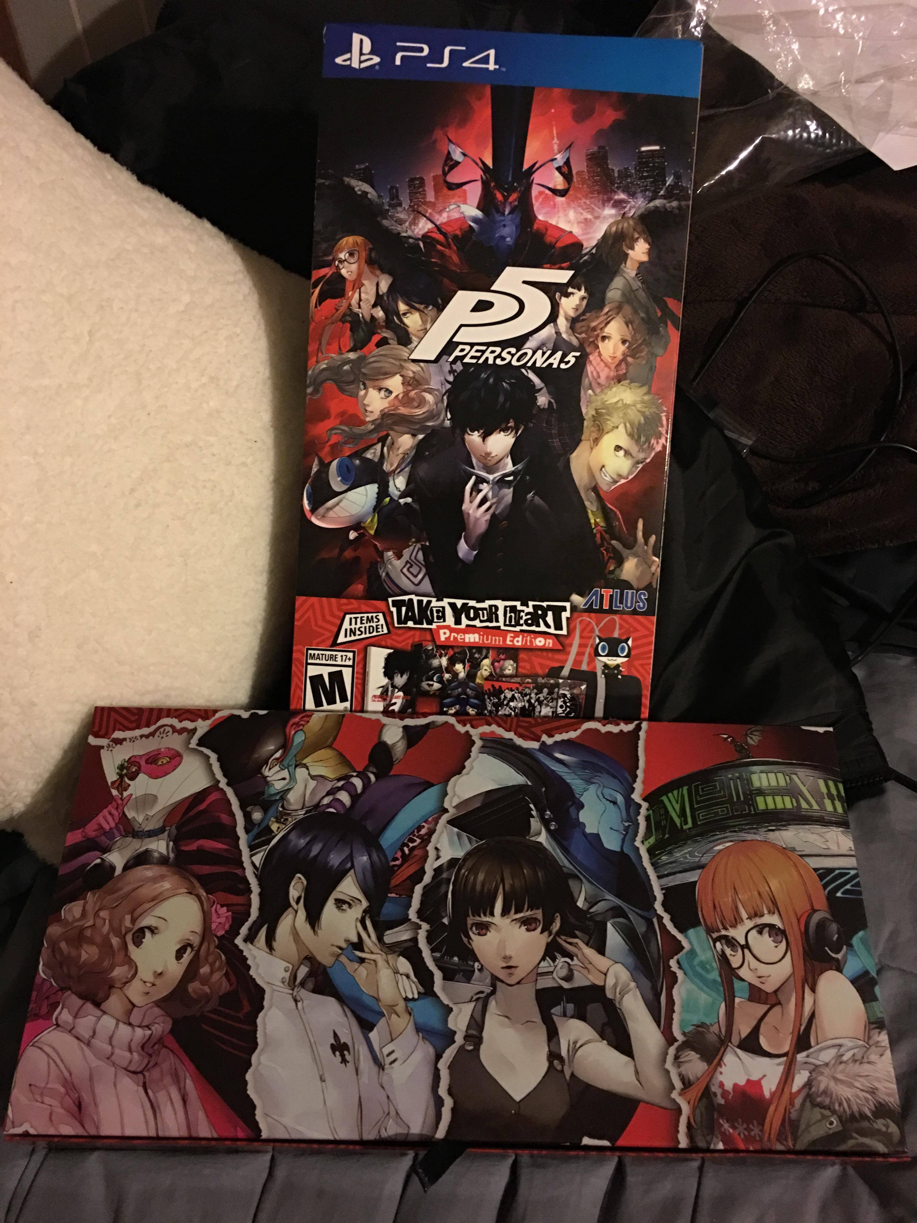 The box has 2 sides of different art, snapped together with magnetic strips, click to load a larger version