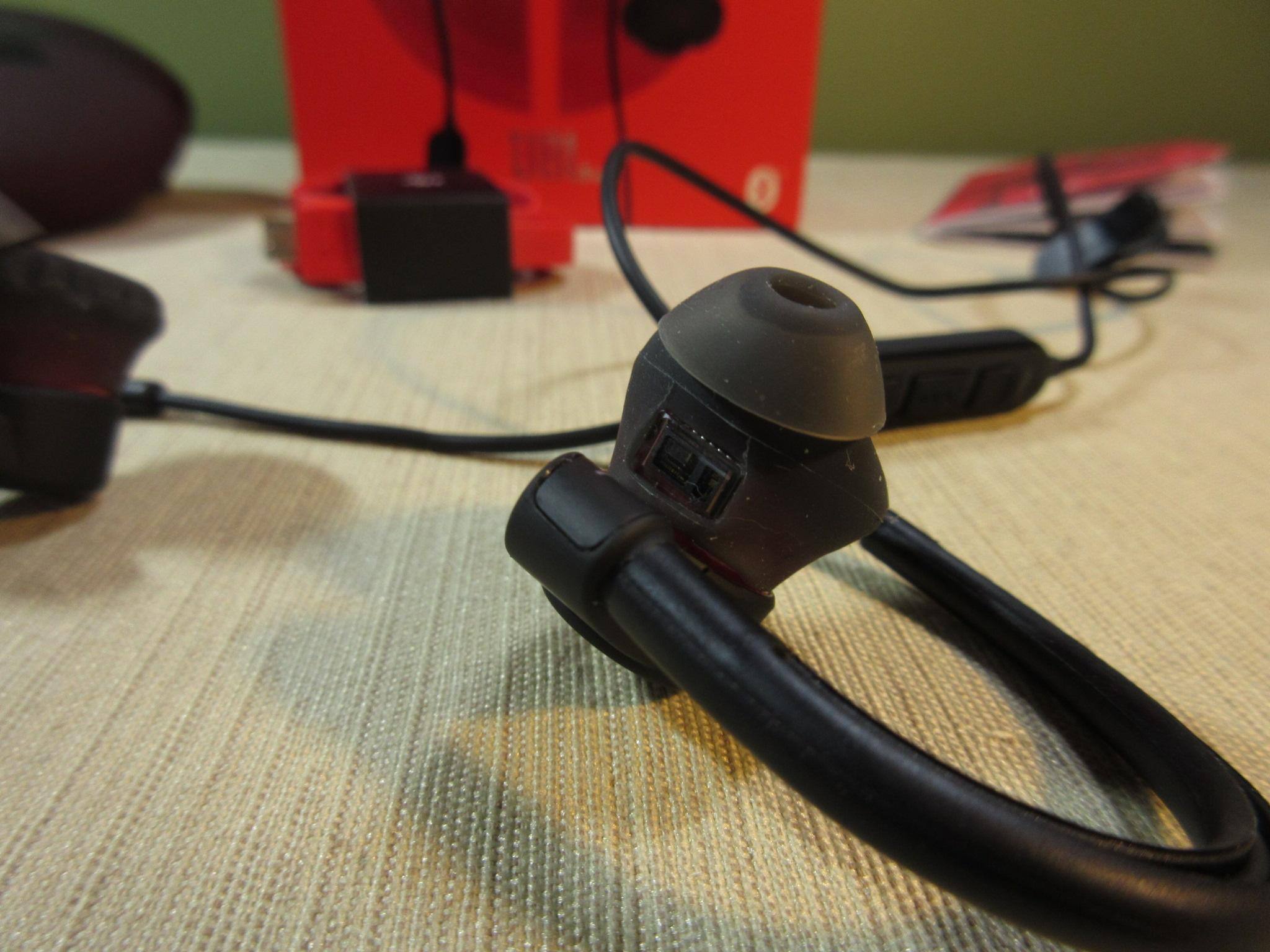 Heart rate sensor in left earbud, click to load a larger version