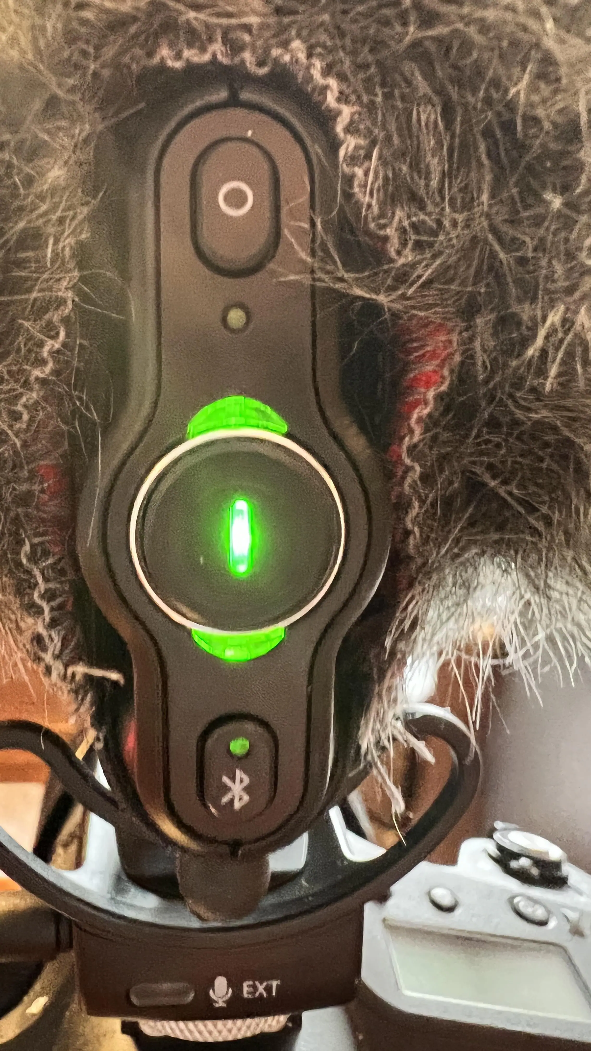 The Green Light changes color with changing Audio Level & is right at eye level. Brilliant Design!, click to load a larger version