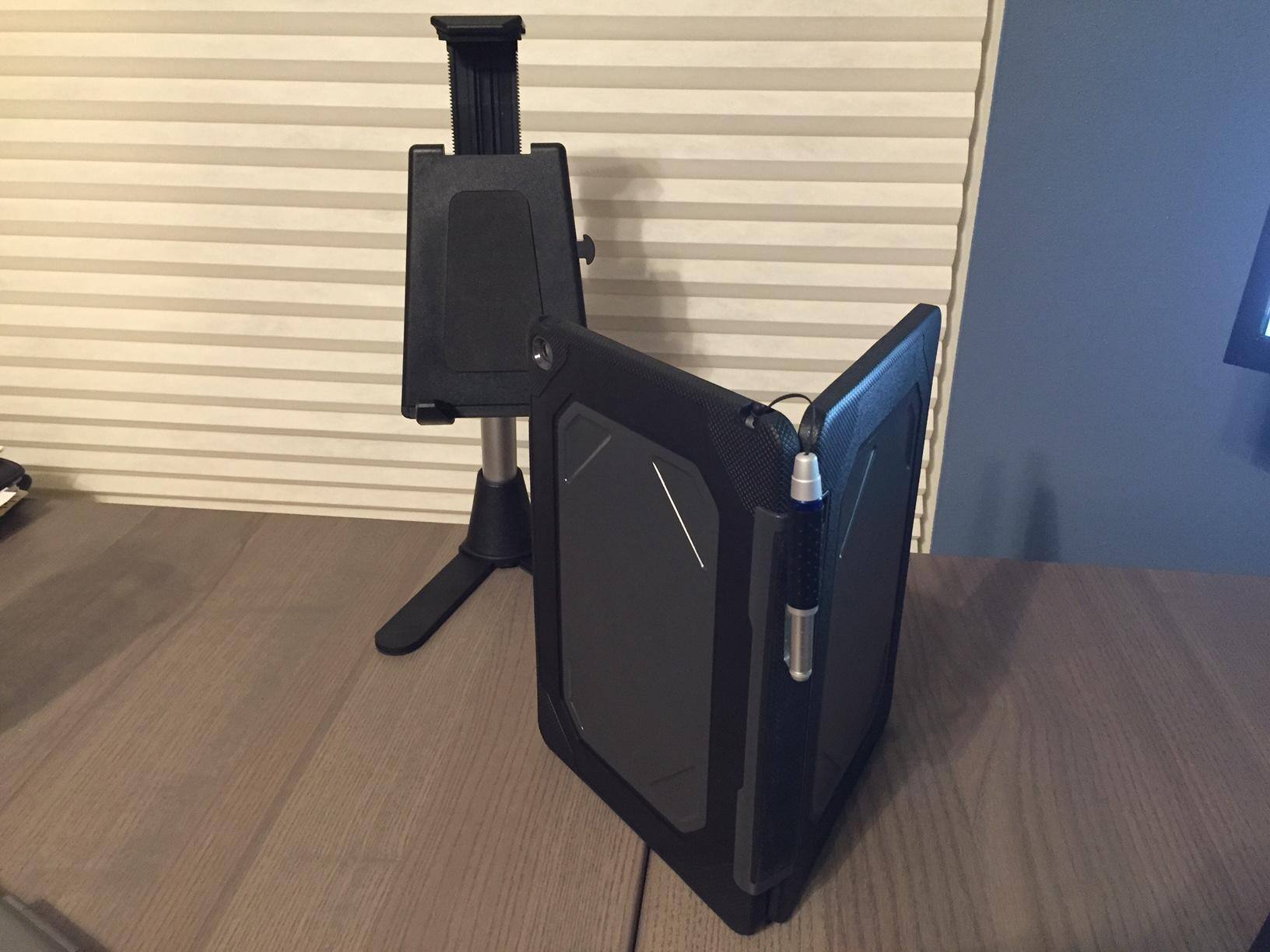 Magnetic hinge can hold pen, click to load a larger version