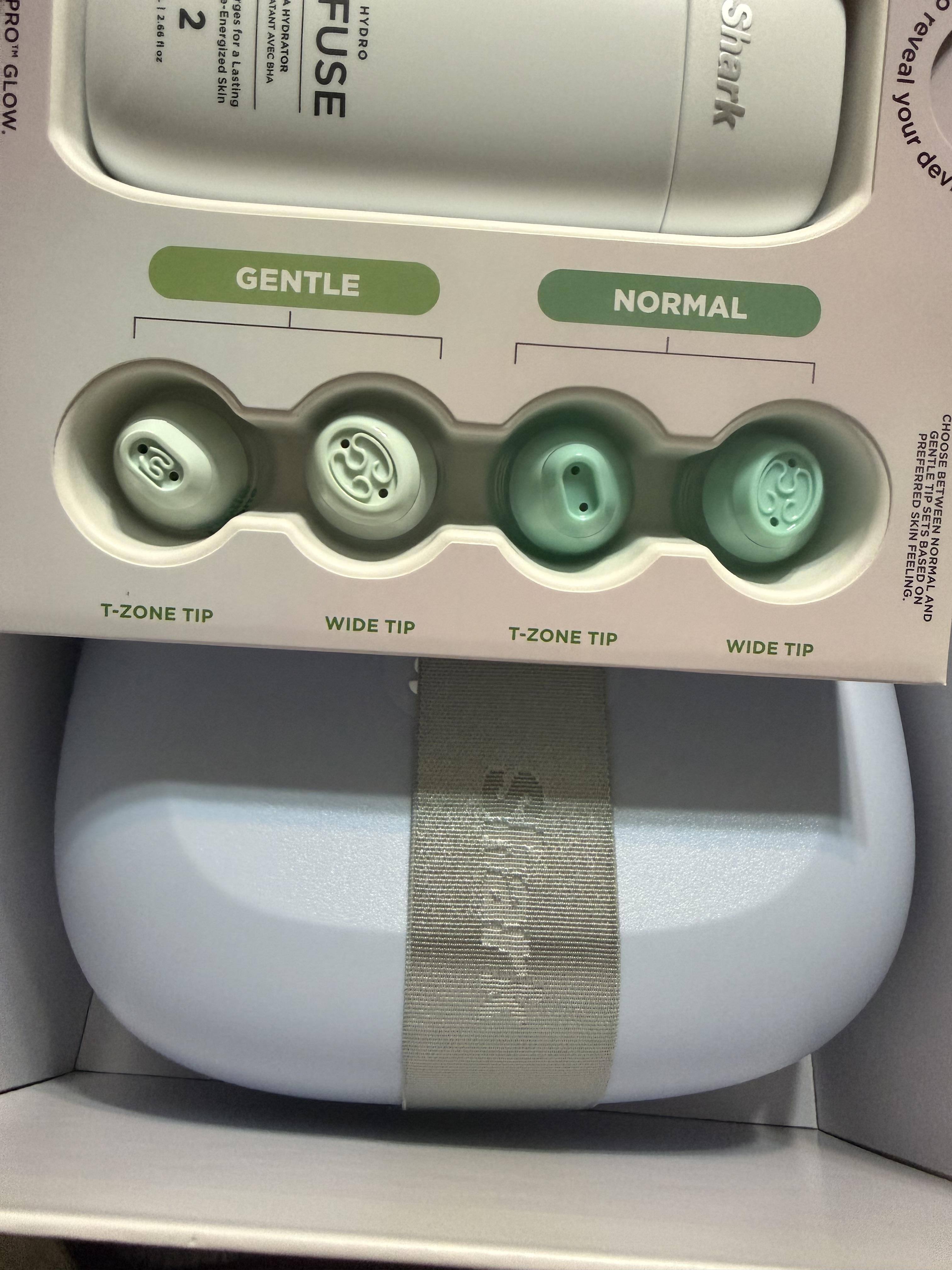 4 tips are enclosed. 1 T-Zone for sensitive skin and 1 for normal skin, 1 Wide tip for sensitive skin and 1 wide tip for normal skin, click to load a larger version