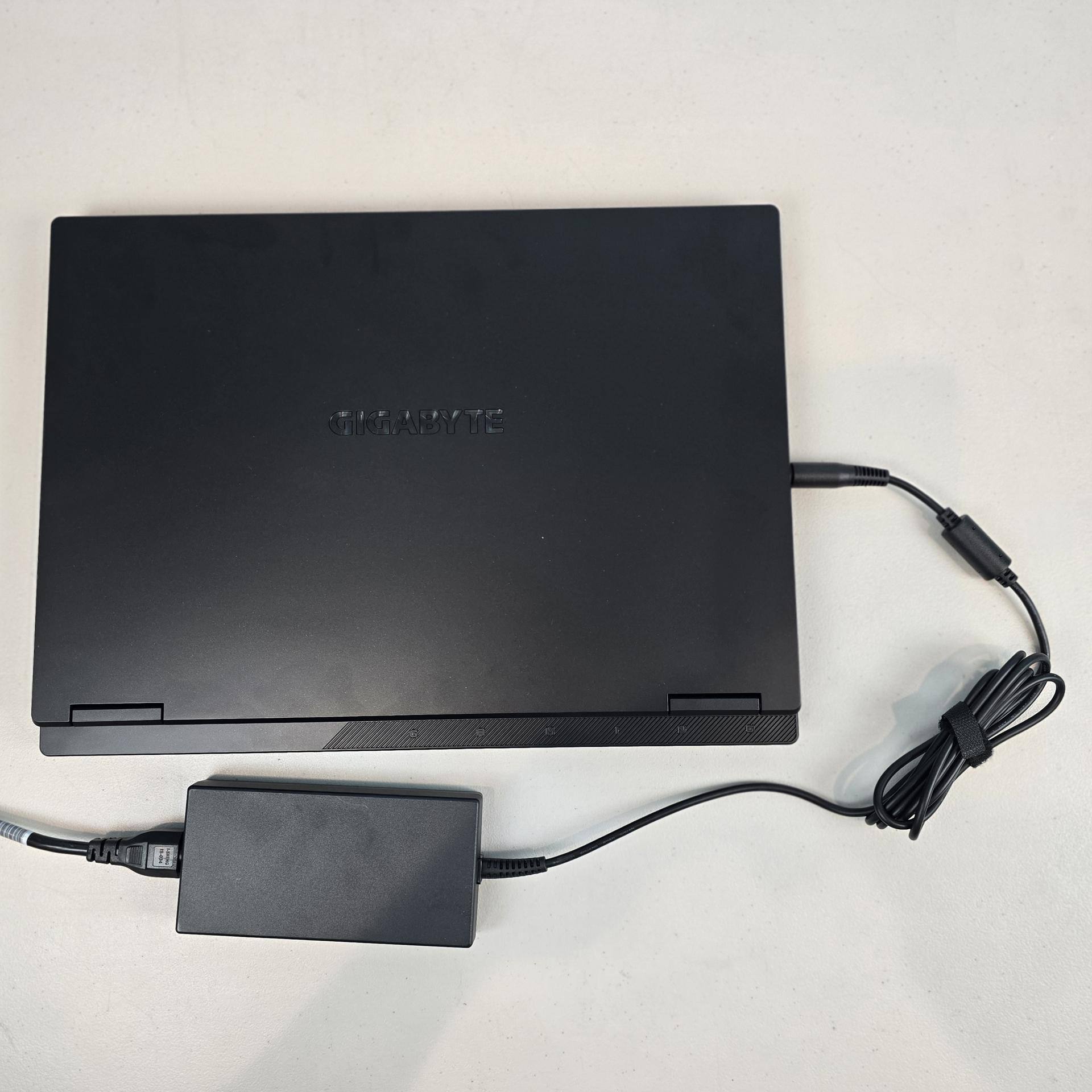 Exterior view of the upper lid on the Gigabyte A16 GA6H (2025), click to load a larger version