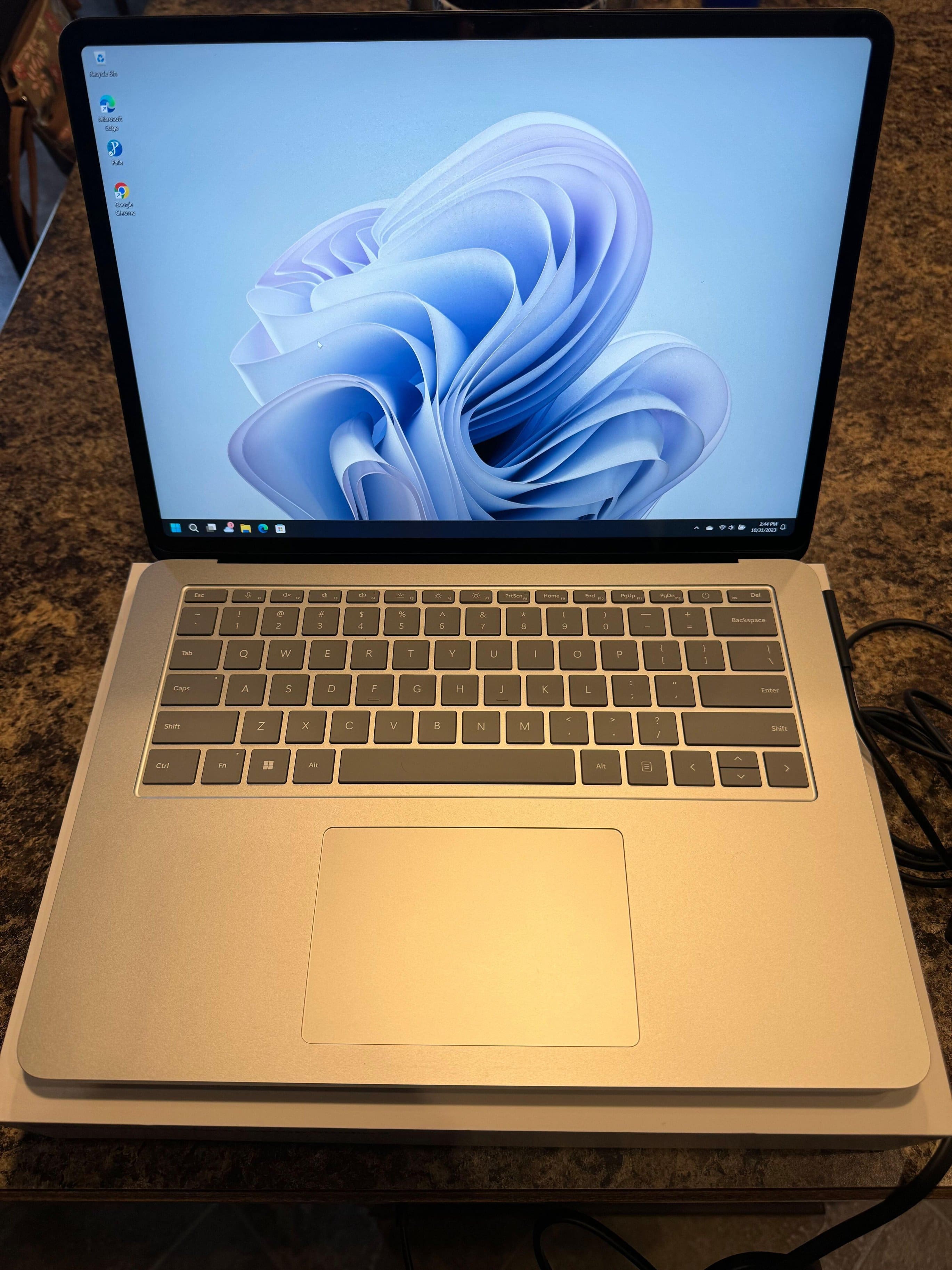 RTX4050/Surface Laptop Studio2/i7/オフィス21 Surface Laptop Studio 2 を購入(スペック、価格、14.4インチ