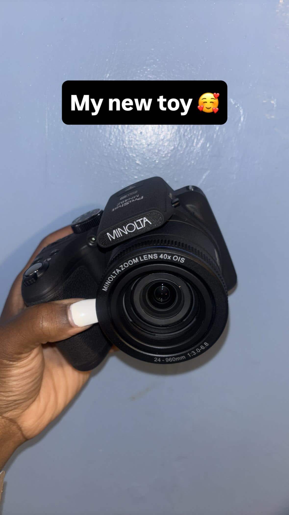Minolta ProShot MN40Z 20.0 Megapixel Bridge Camera with 40x